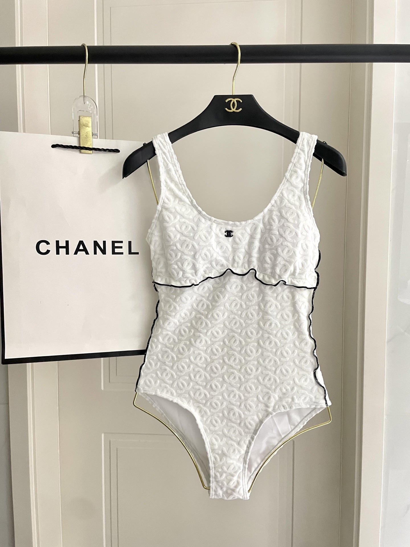  Chanel新款连体泳衣 实物超仙 拍不出来的美 🥰🥰💐💐适合多种场景的游泳衣🏊‍♀️海边 游泳池 温