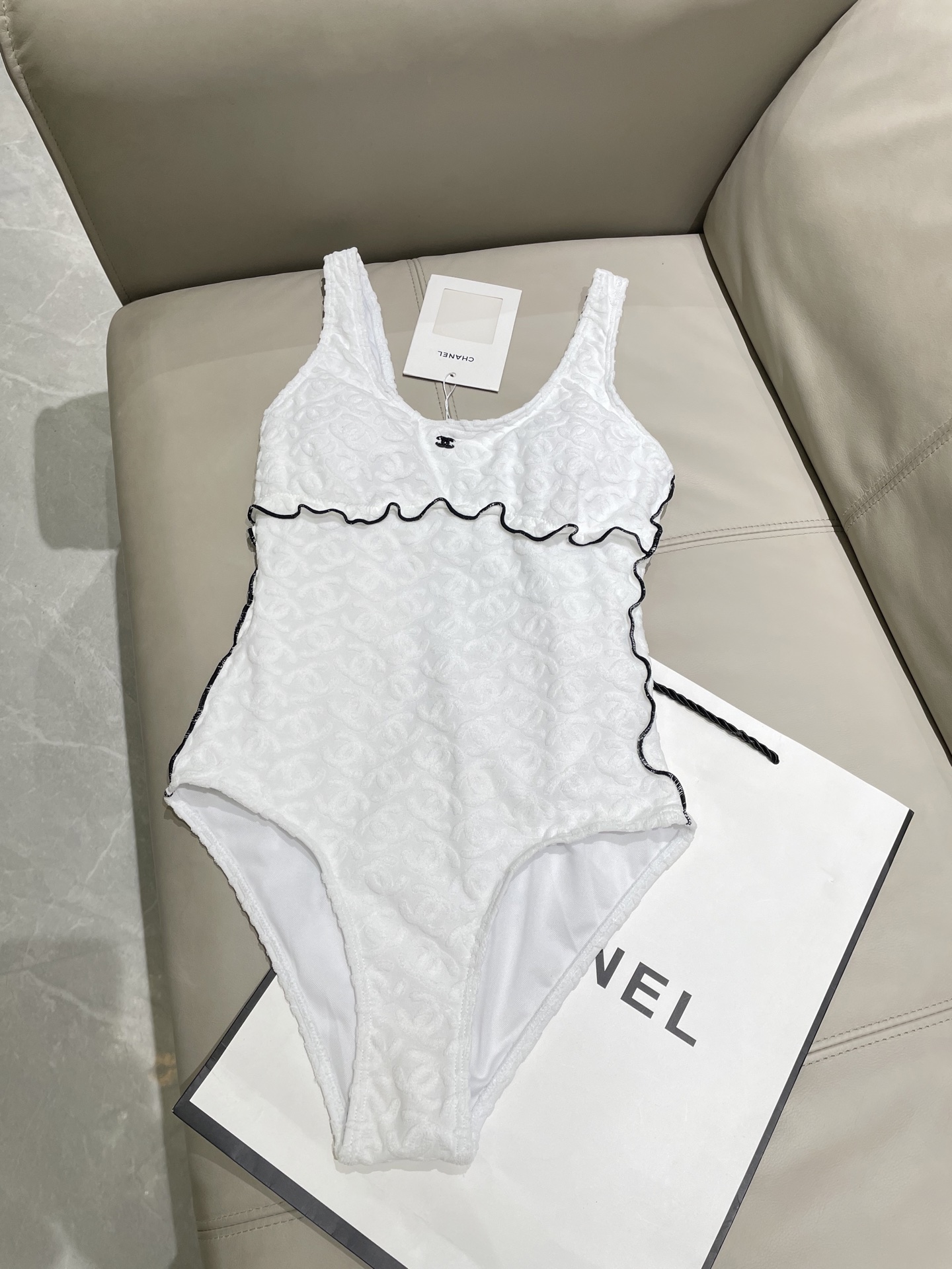  Chanel新款连体泳衣 实物超仙 拍不出来的美 🥰🥰💐💐适合多种场景的游泳衣🏊‍♀️海边 游泳池 温