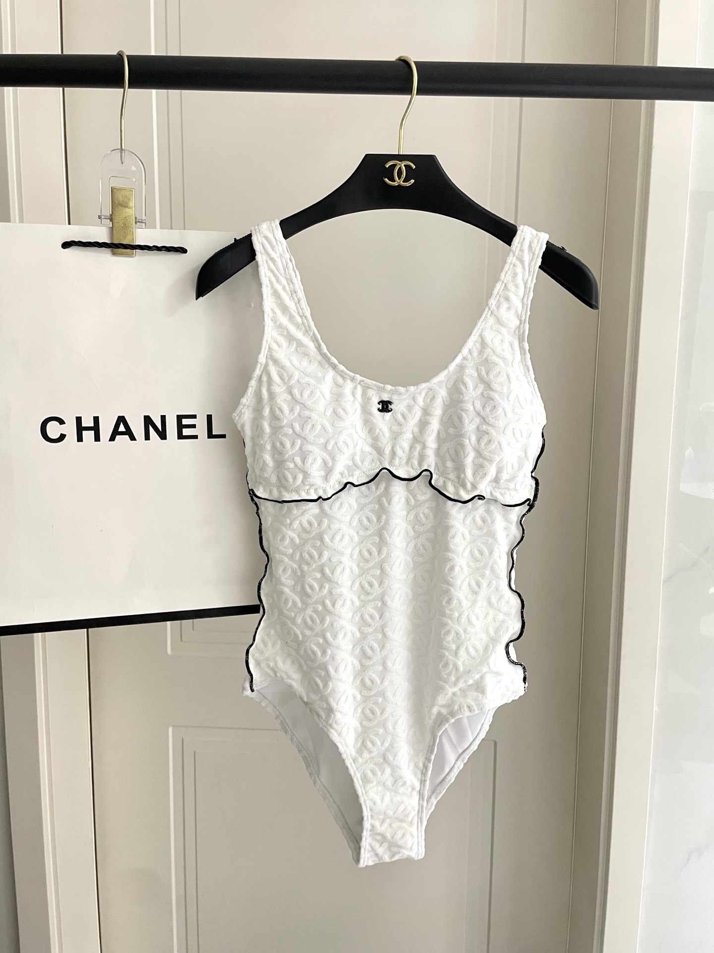  Chanel新款连体泳衣 实物超仙 拍不出来的美 🥰🥰💐💐适合多种场景的游泳衣🏊‍♀️海边 游泳池 温