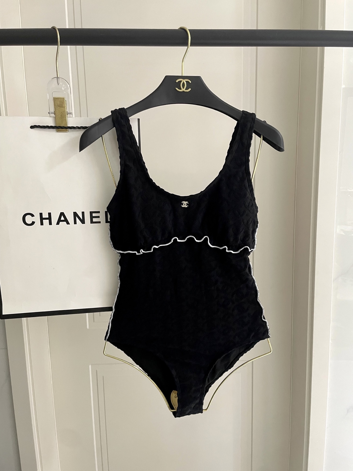  Chanel新款连体泳衣 实物超仙 拍不出来的美 🥰🥰💐💐适合多种场景的游泳衣🏊‍♀️海边 游泳池 温