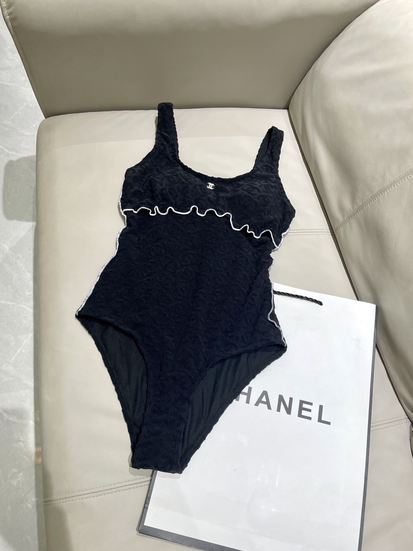 Chanel新款连体泳衣 实物超仙 拍不出来的美 🥰🥰💐💐适合多种场景的游泳衣🏊‍♀️海边 游泳池 温