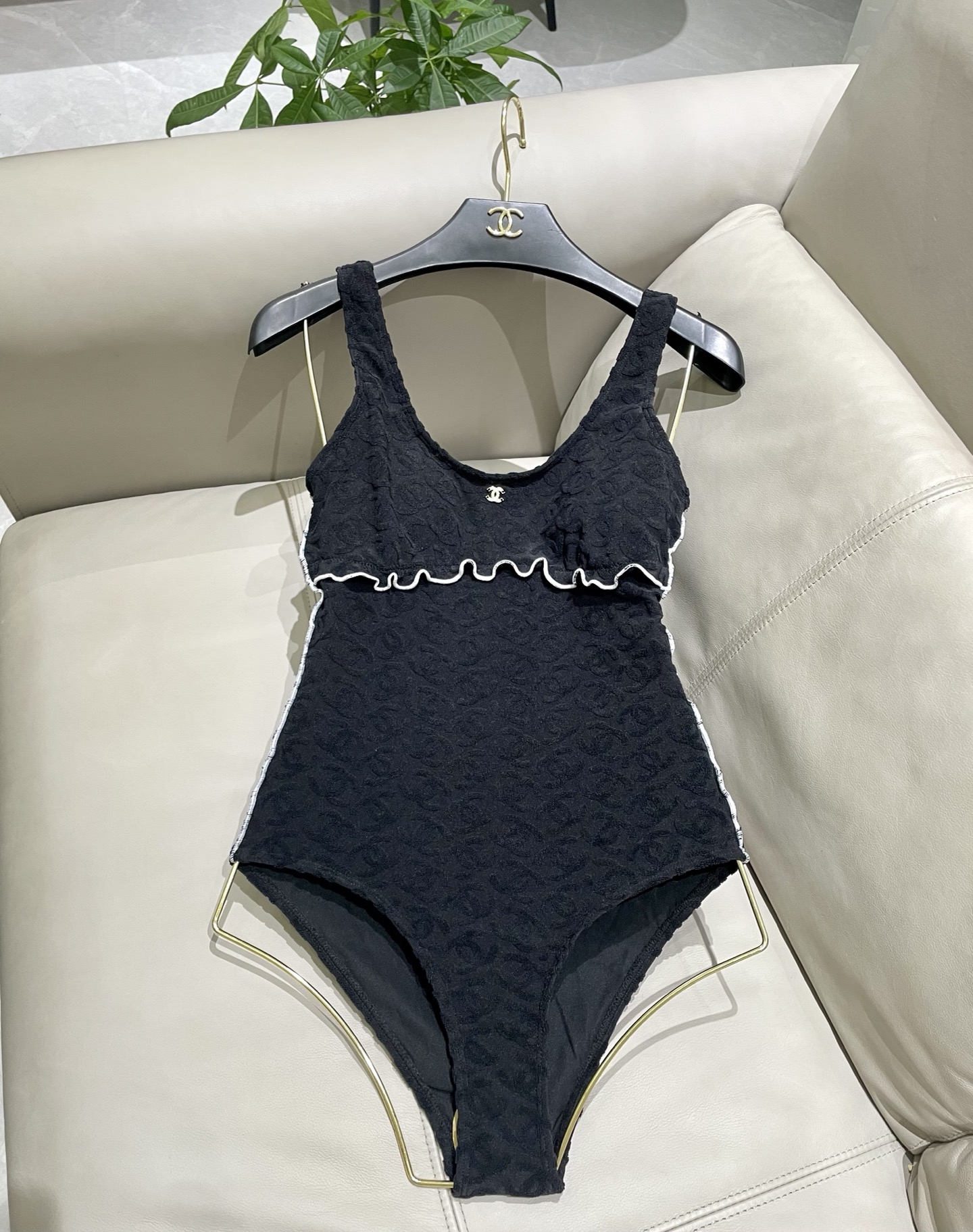  Chanel新款连体泳衣 实物超仙 拍不出来的美 🥰🥰💐💐适合多种场景的游泳衣🏊‍♀️海边 游泳池 温