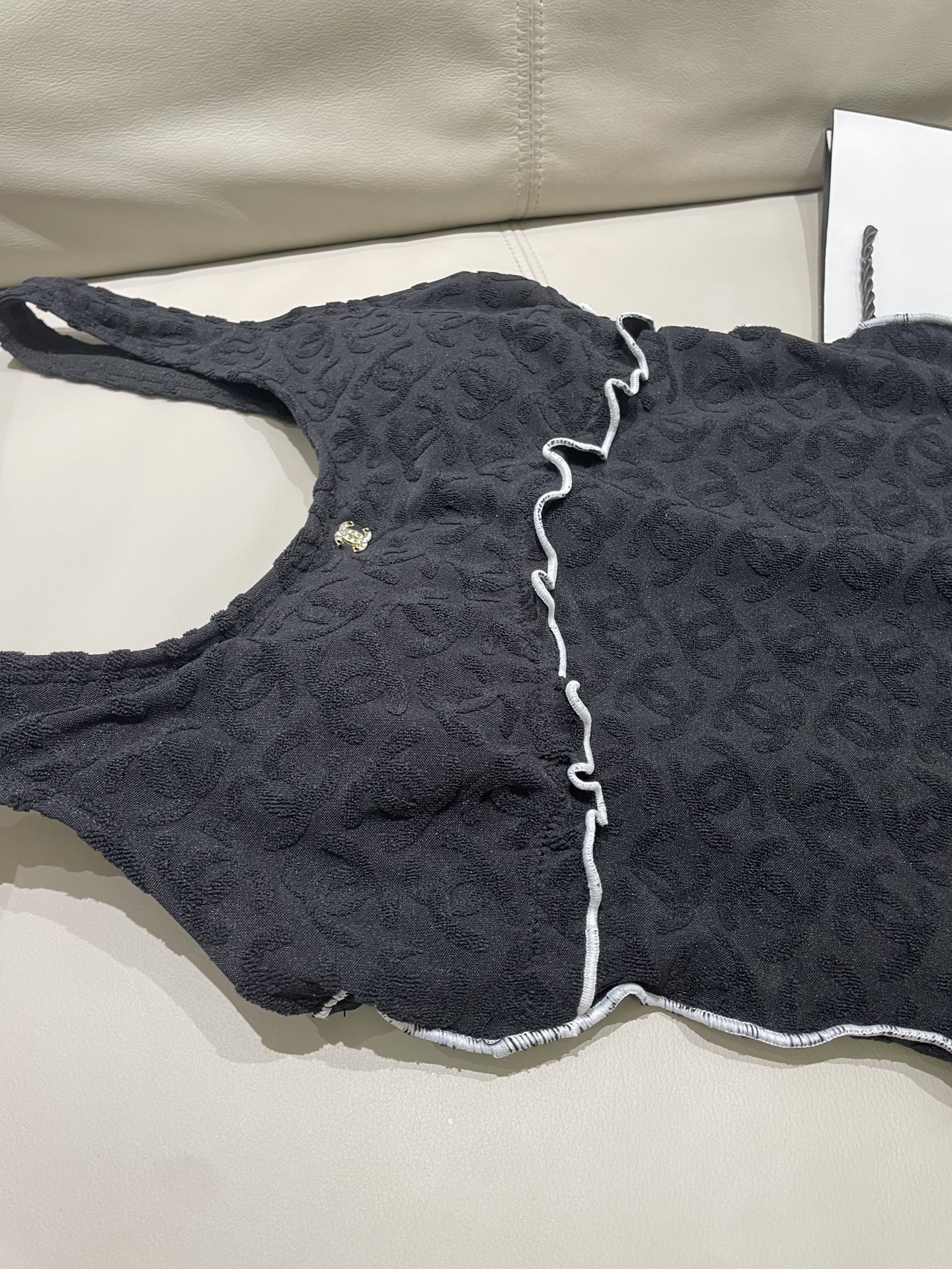  Chanel新款连体泳衣 实物超仙 拍不出来的美 🥰🥰💐💐适合多种场景的游泳衣🏊‍♀️海边 游泳池 温