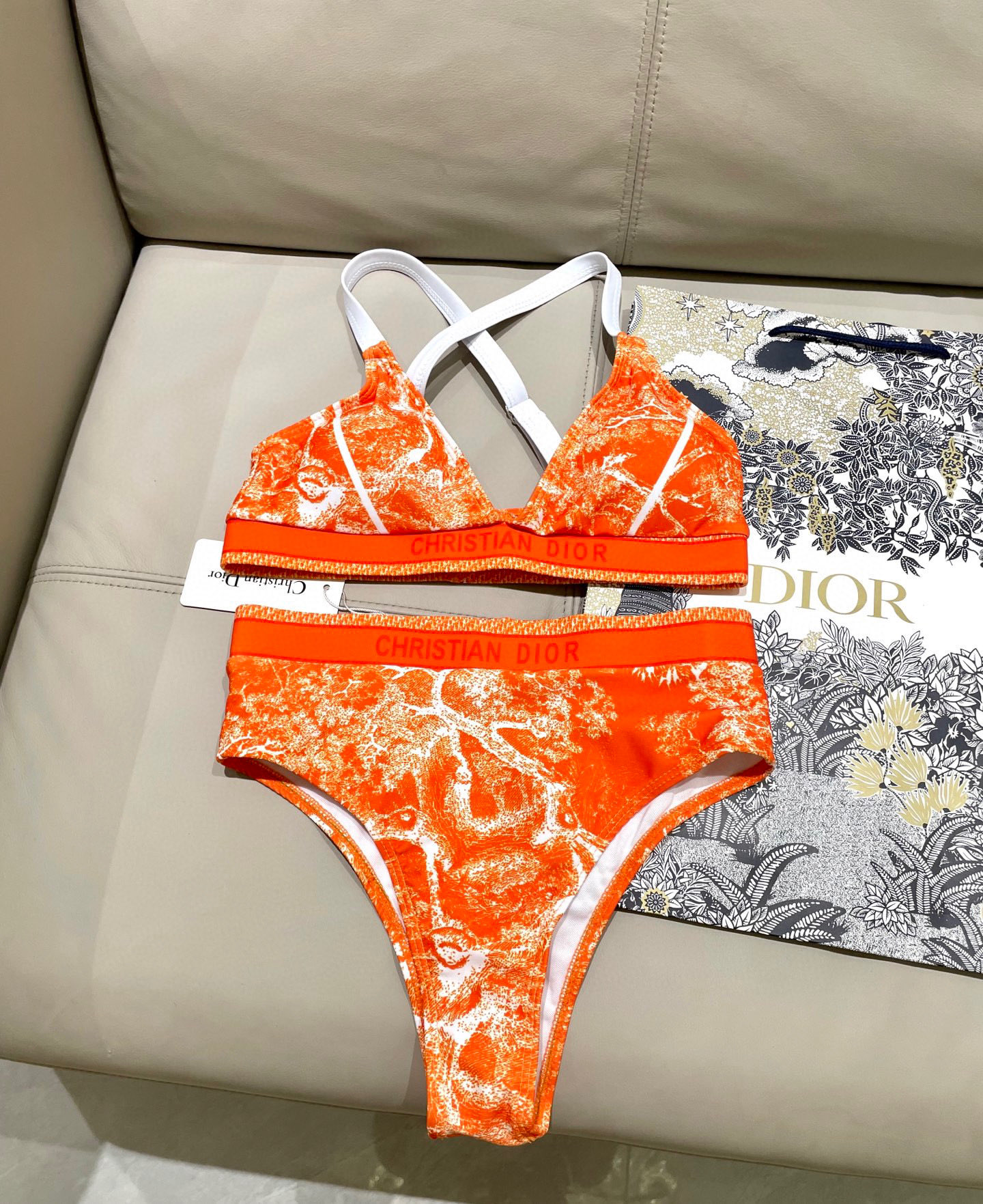  Dior连体泳衣  😍🥰适合多种场景的游泳衣🏊‍♀️海边 游泳池 温泉 水上乐园 漂流都可以😌内搭也完