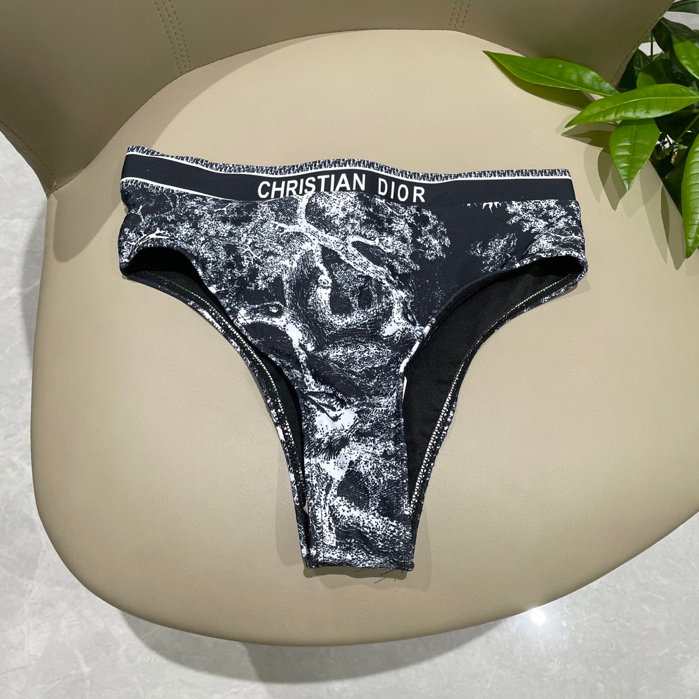  Dior连体泳衣  😍🥰适合多种场景的游泳衣🏊‍♀️海边 游泳池 温泉 水上乐园 漂流都可以😌内搭也完
