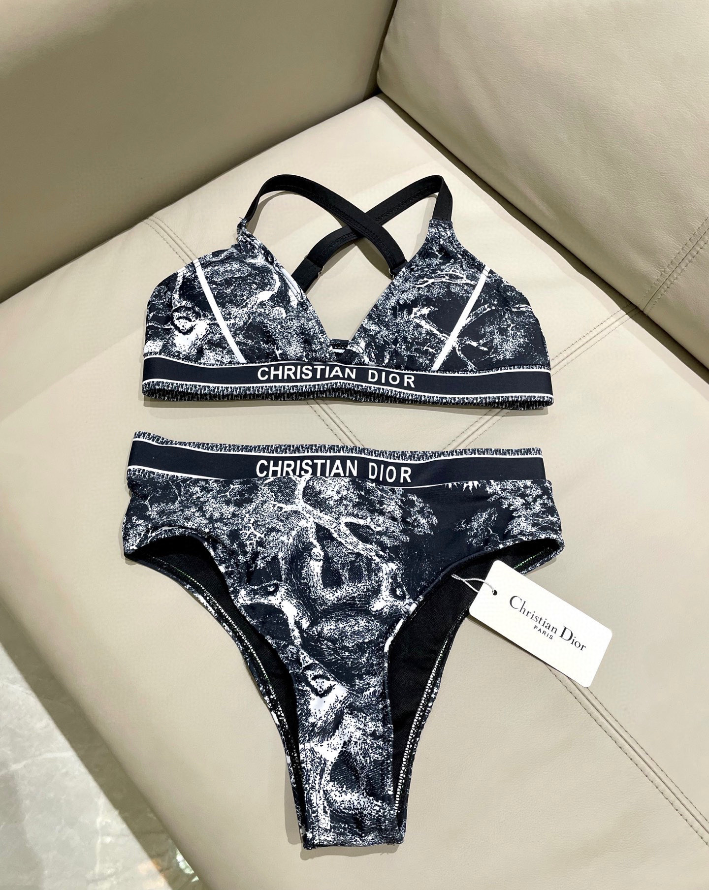  Dior连体泳衣  😍🥰适合多种场景的游泳衣🏊‍♀️海边 游泳池 温泉 水上乐园 漂流都可以😌内搭也完