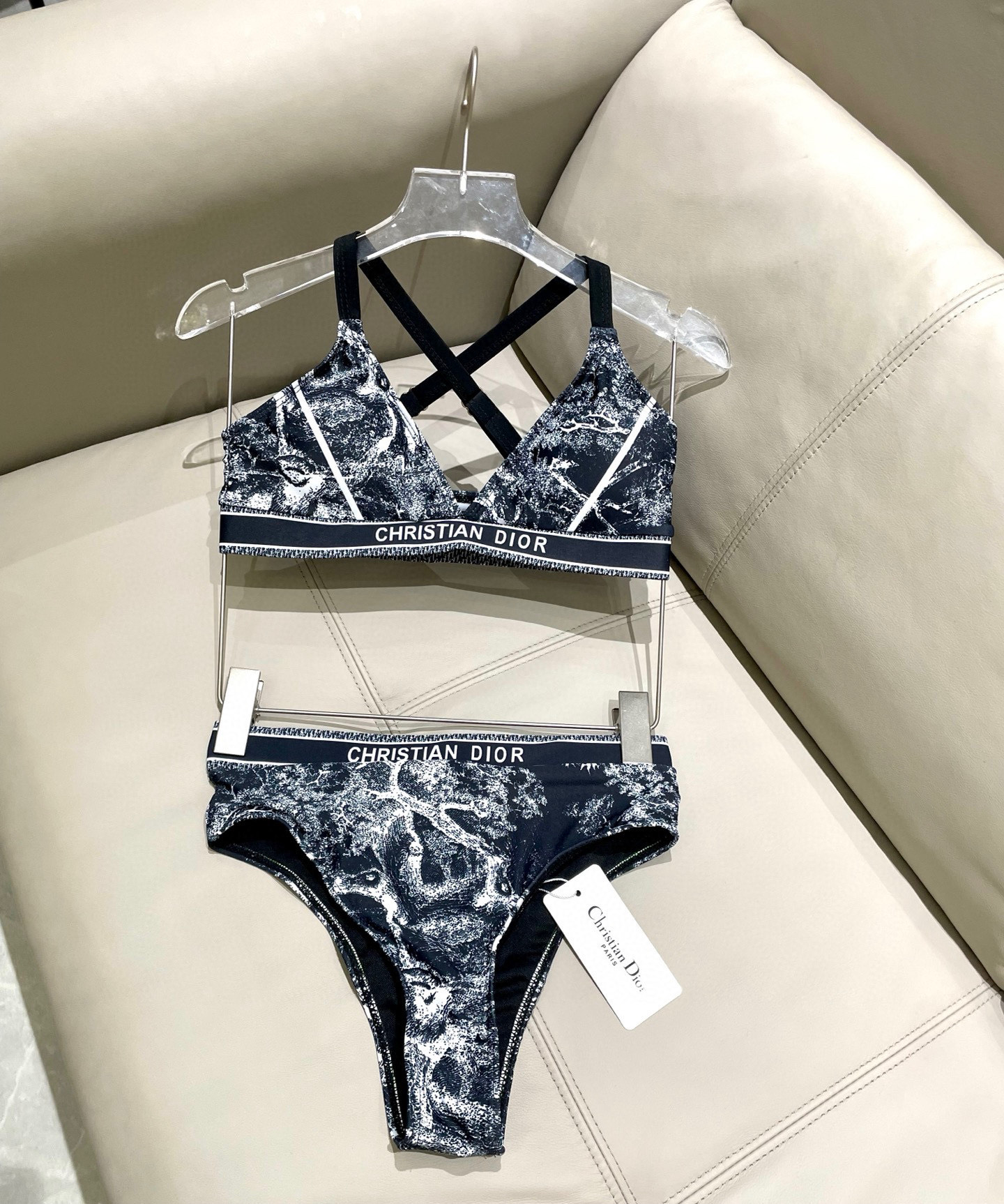  Dior连体泳衣  😍🥰适合多种场景的游泳衣🏊‍♀️海边 游泳池 温泉 水上乐园 漂流都可以😌内搭也完