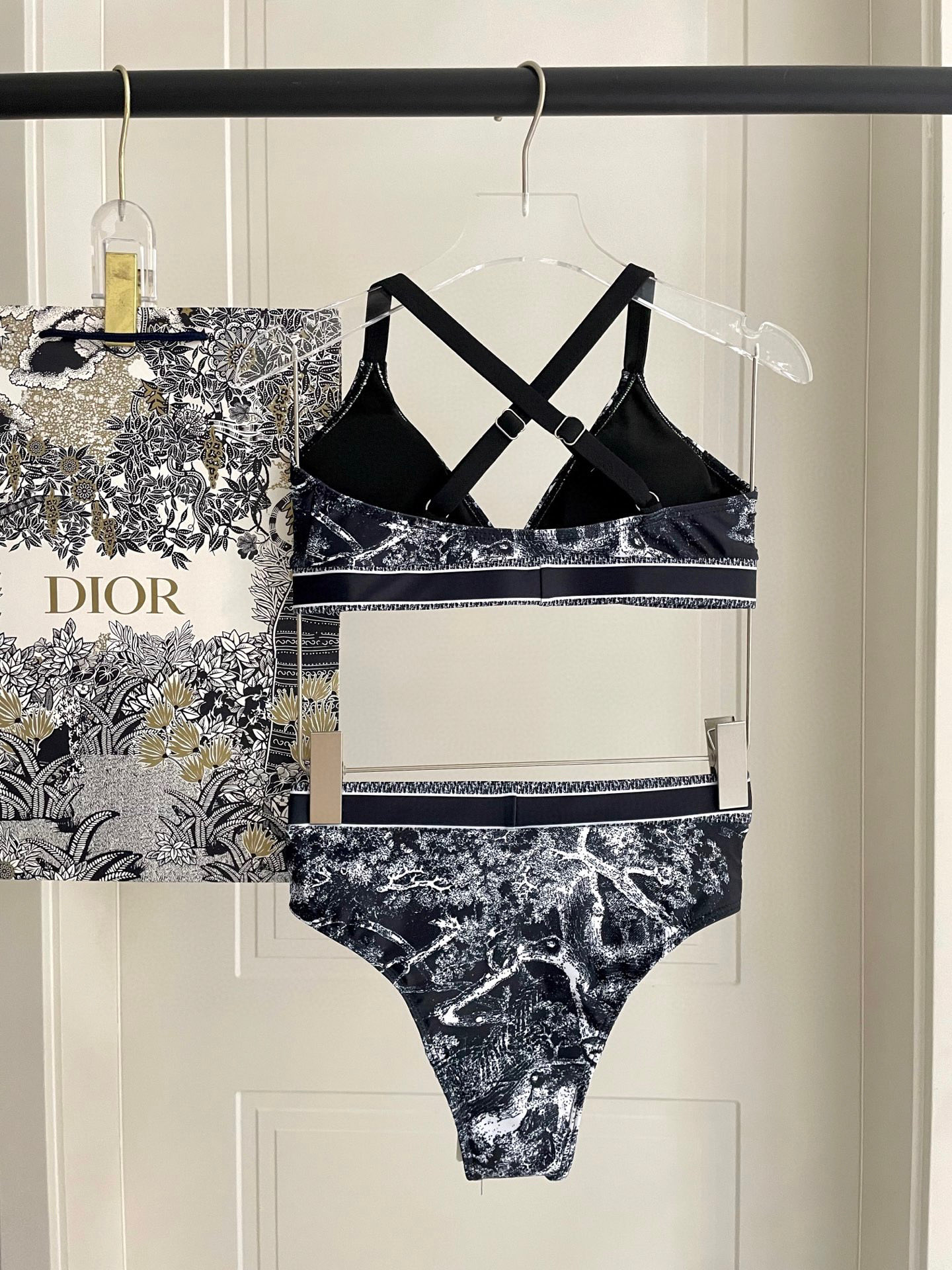  Dior连体泳衣  😍🥰适合多种场景的游泳衣🏊‍♀️海边 游泳池 温泉 水上乐园 漂流都可以😌内搭也完