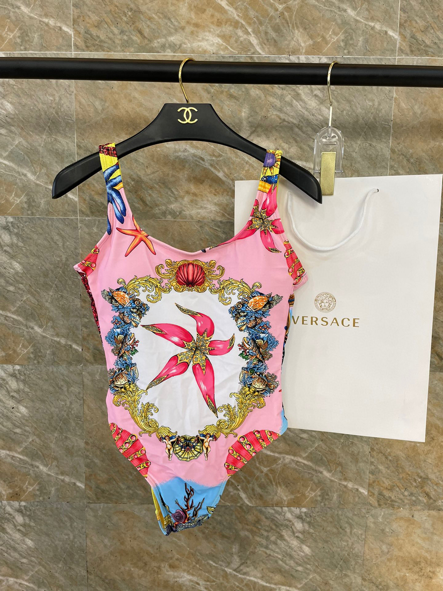 NO:376867,70 Versace's new style, a swimsuit suitable for many scenes♀Seaside, swimming pool, hot spring, water park, rafting can be worn inside, and it is completely possible to wear the squat design to cover the flesh and look taller, and the abdomen is a little fleshy, and it does not affect our beauty. The back design reveals the beautiful back. The fabric is breathable and comfortable. The quick-drying elastic swimsuit is easier to clean. S M L Xl swimsuits, swimsuits, bikinis1986090970 范思哲新款 适合多种场景的游泳衣♀海边 游泳池 温泉 水上乐园 漂流都可以内搭也完全可以 连体设计遮肉显高挑 腹部有点肉肉也不影响咱美美的 背面设计大露美背 面料透气舒适.速干弹性的游泳衣更加帖肤易清洗 码数S M L Xl泳衣泳裤比基尼,泳衣，泳裤，比基尼,versace,swimsuits,bikinis,accessory