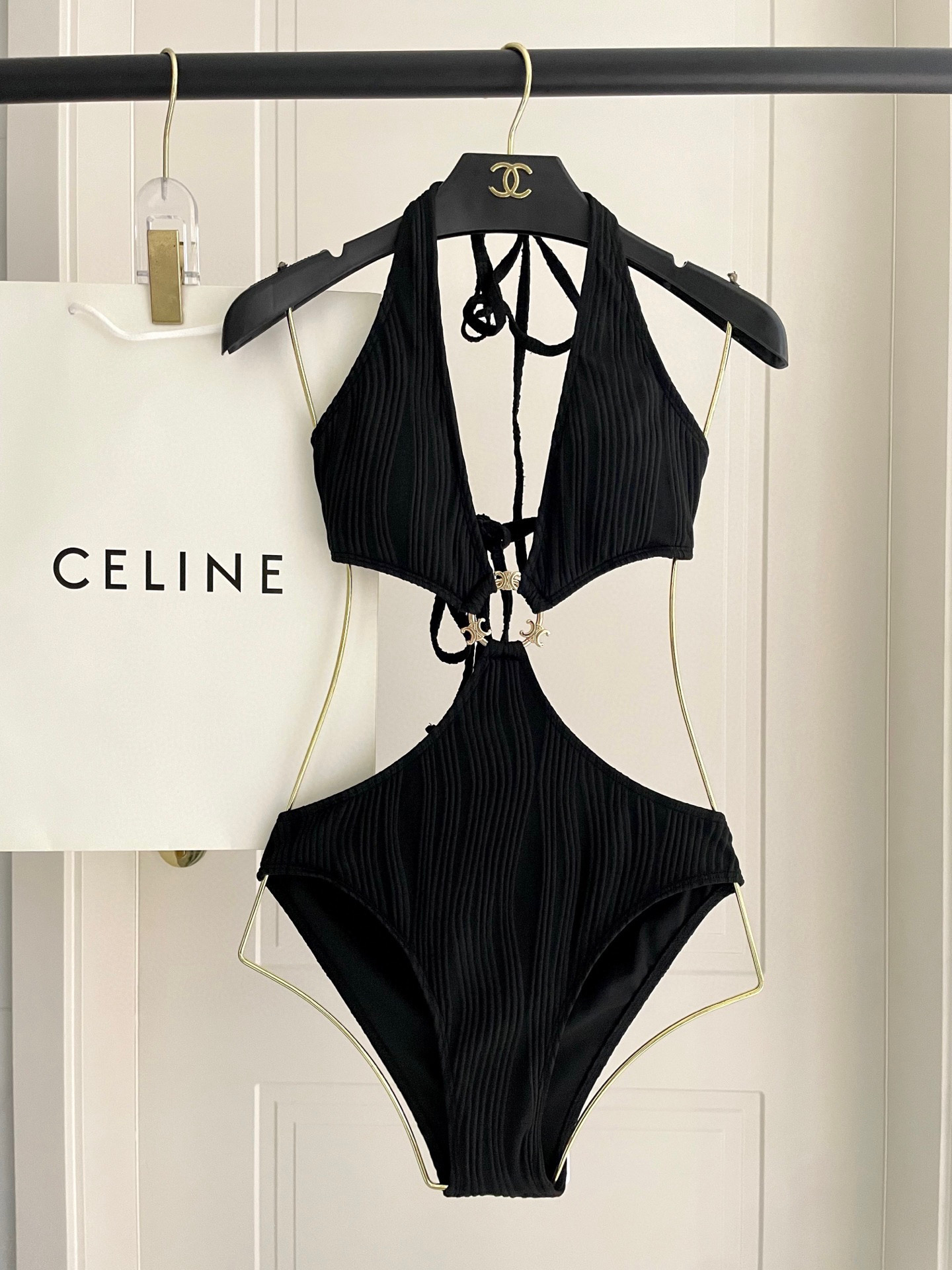  Celine专柜新款 对版五金😍🥰适合多种场景的游泳衣🏊‍♀️海边 游泳池 温泉 水上乐园 漂流都可以