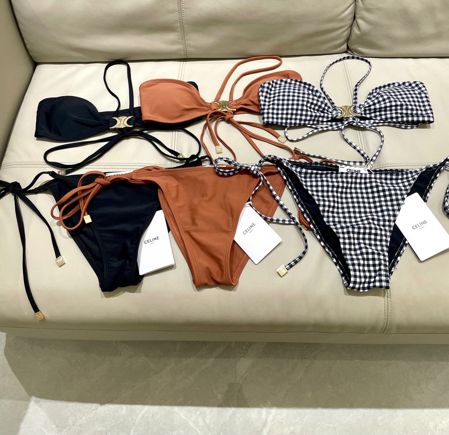  Celien新款比基尼👙 上身超级棒！同步各大专柜发售，自然而然呈现时尚感！十分减龄，具有年轻活力。 