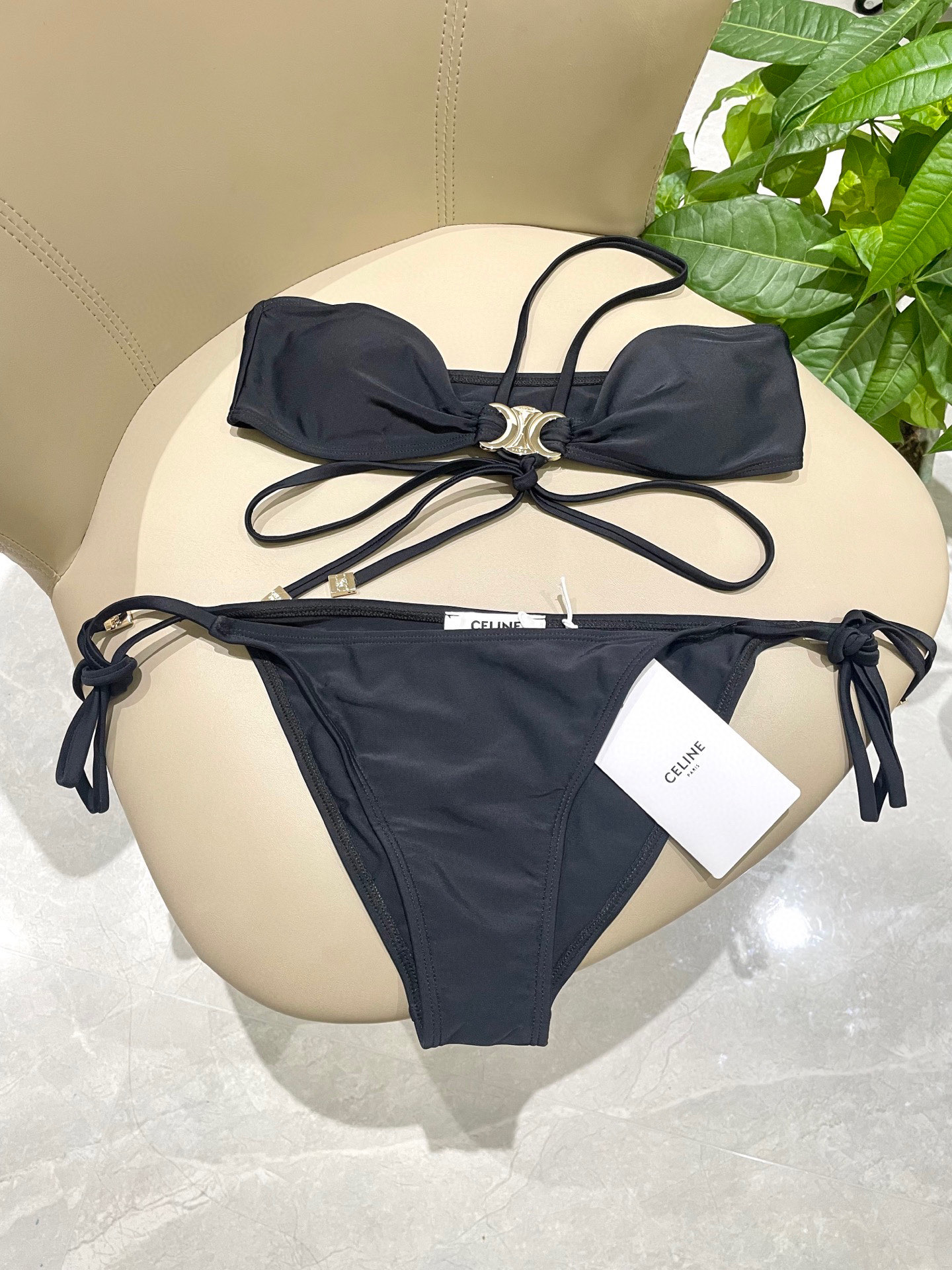  Celien新款比基尼👙 上身超级棒！同步各大专柜发售，自然而然呈现时尚感！十分减龄，具有年轻活力。 