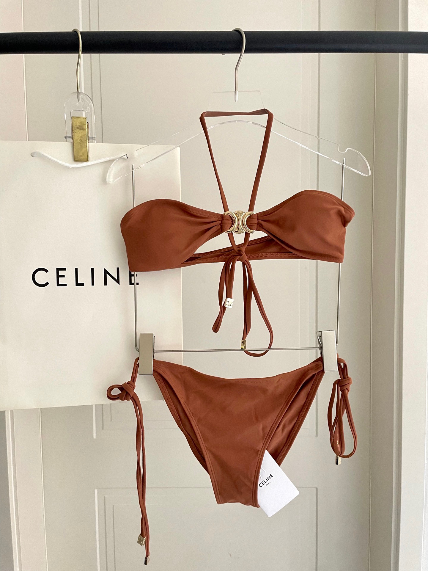  Celien新款比基尼👙 上身超级棒！同步各大专柜发售，自然而然呈现时尚感！十分减龄，具有年轻活力。 