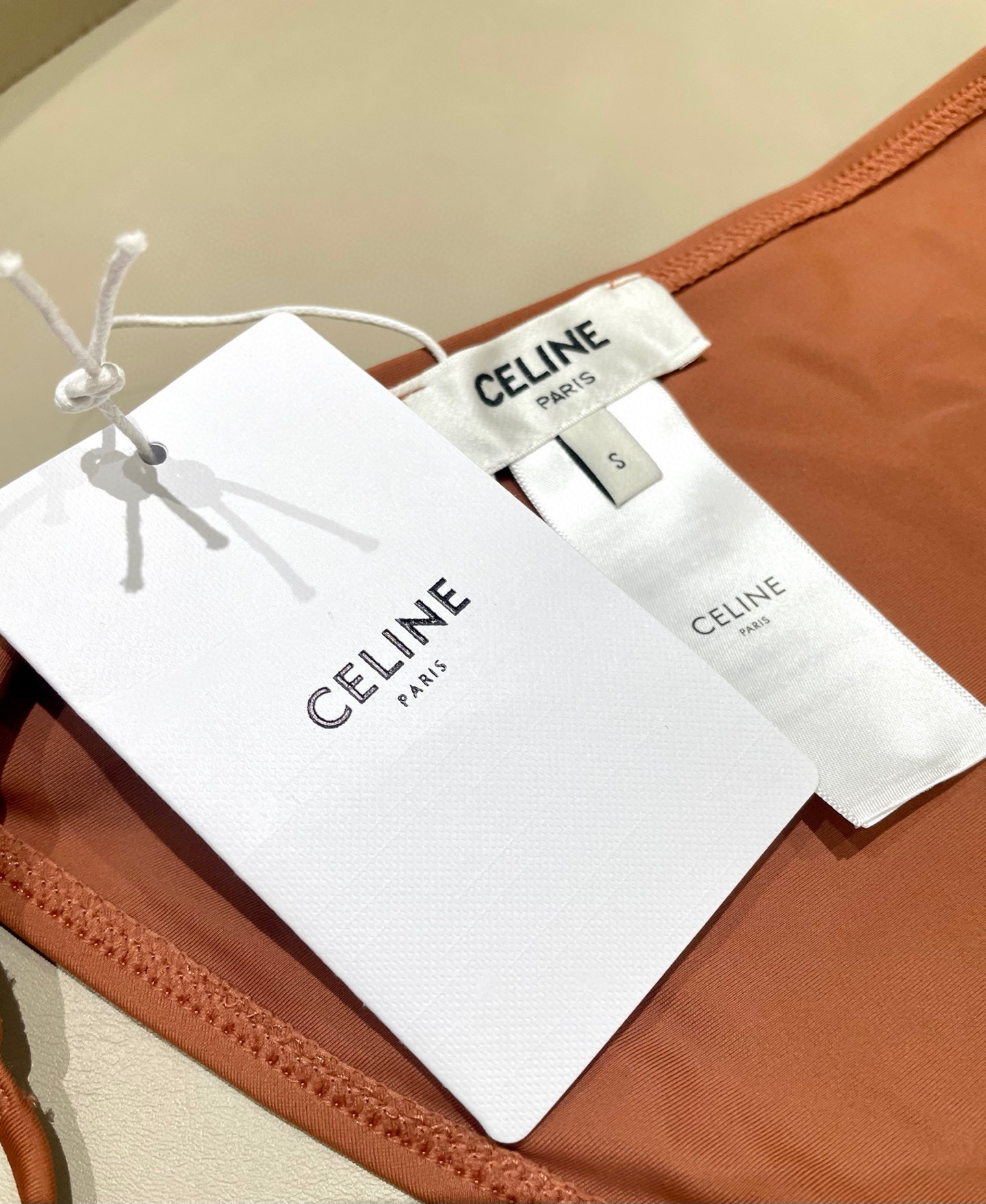  Celien新款比基尼👙 上身超级棒！同步各大专柜发售，自然而然呈现时尚感！十分减龄，具有年轻活力。 