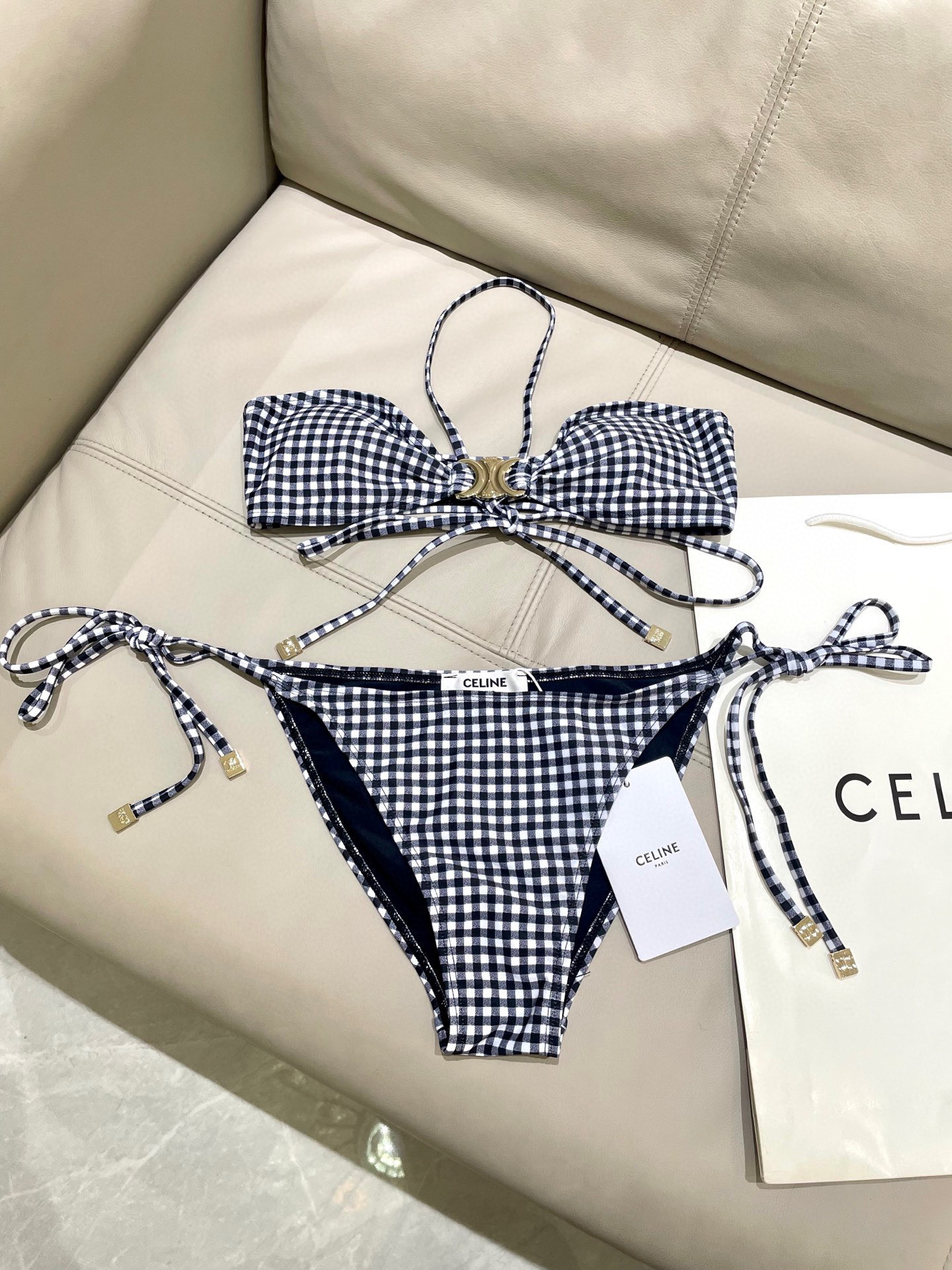  Celien新款比基尼👙 上身超级棒！同步各大专柜发售，自然而然呈现时尚感！十分减龄，具有年轻活力。 