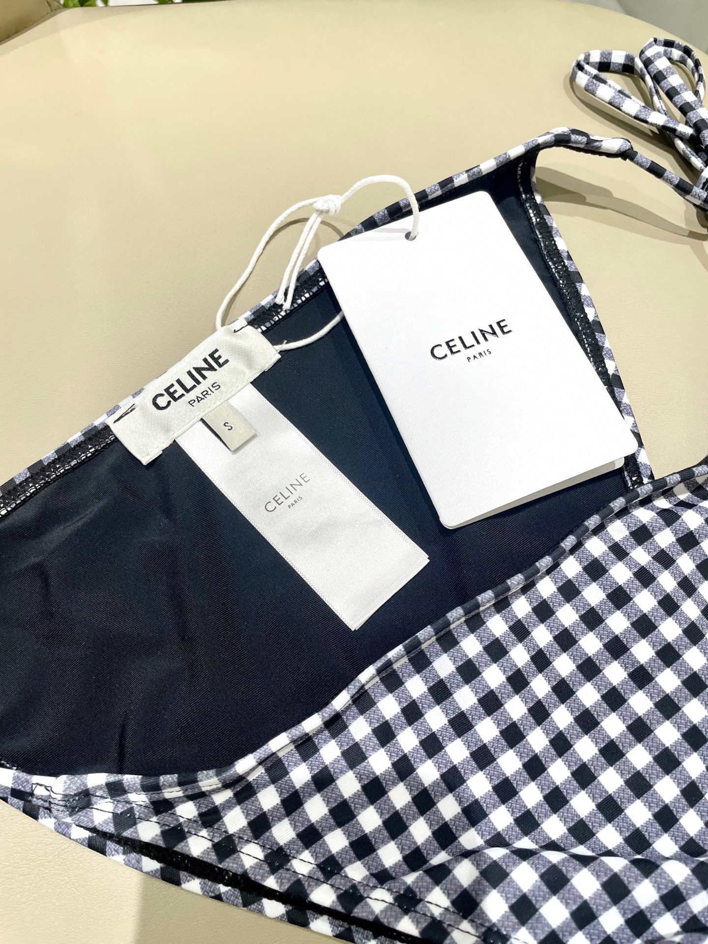  Celien新款比基尼👙 上身超级棒！同步各大专柜发售，自然而然呈现时尚感！十分减龄，具有年轻活力。 