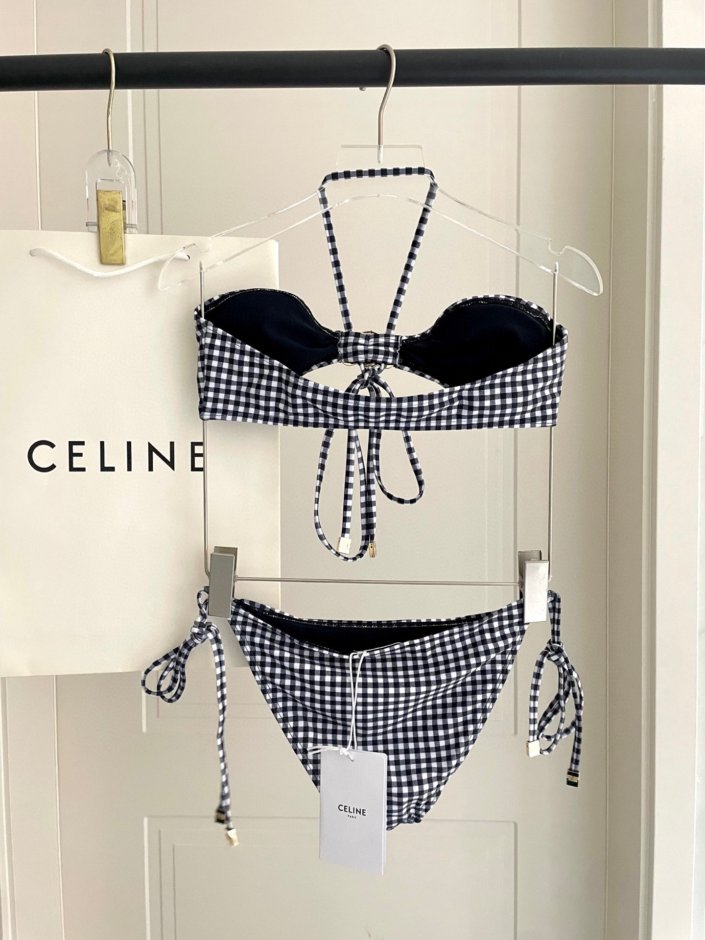  Celien新款比基尼👙 上身超级棒！同步各大专柜发售，自然而然呈现时尚感！十分减龄，具有年轻活力。 