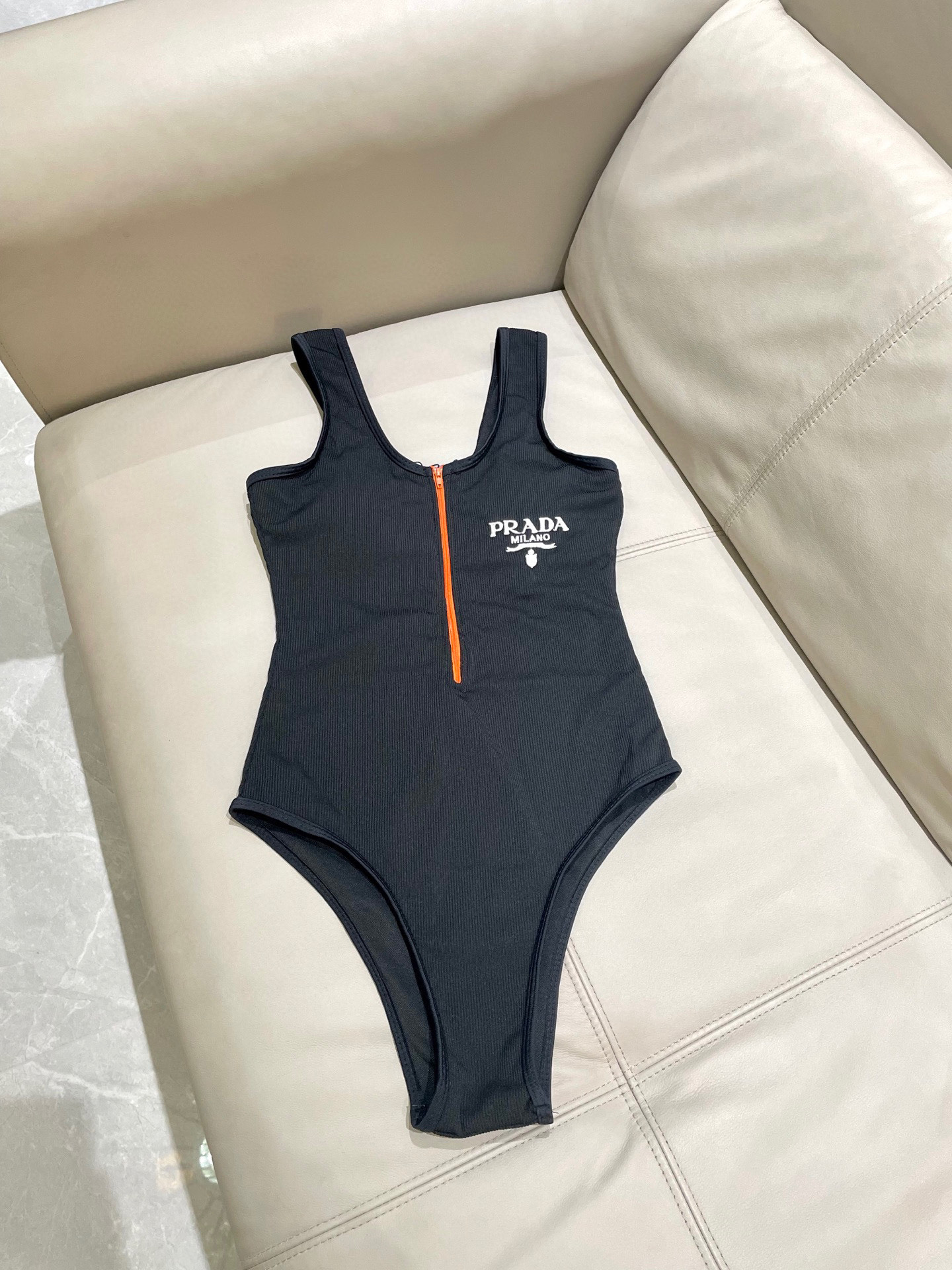  普拉达新款针织连体泳衣  😍🥰适合多种场景的游泳衣🏊‍♀️海边 游泳池 温泉 水上乐园 漂流都可以😌内