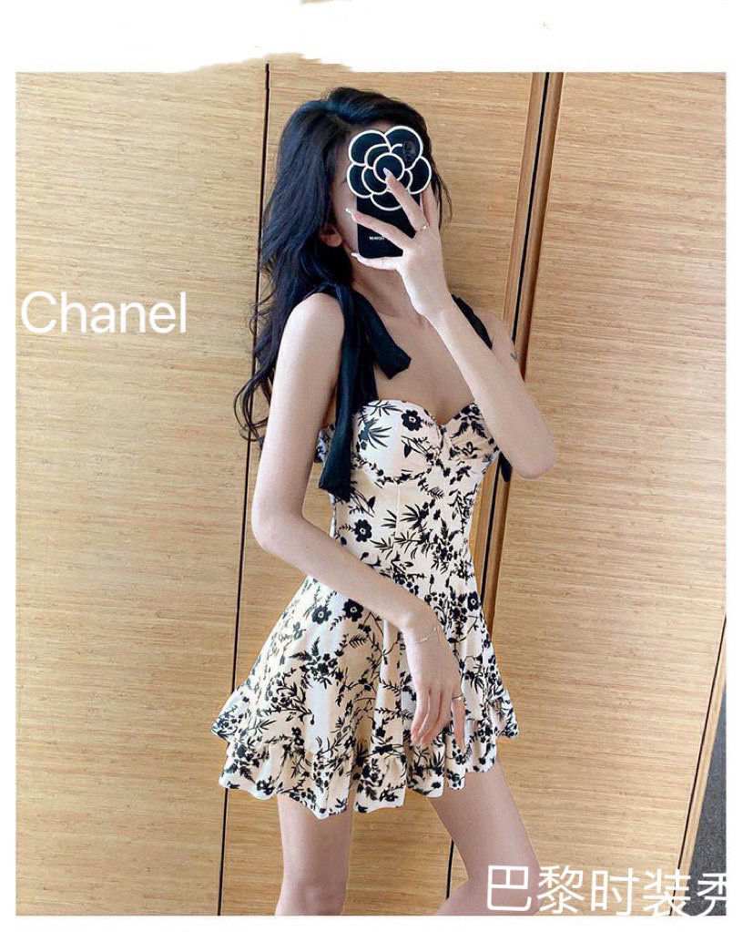 NO:376873,85Chanel Dresses Suits Suits for a variety of scenes♀Seaside, Swimming Pool, Hot Spring, Water Park, Rafting can be worn inside or completely. The one-piece design covers the flesh and looks tall. The belly is a little fleshy and does not affect our beauty. The back design reveals the beautiful back. The fabric is breathable and comfortable. The quick-drying elastic swimsuit is easier to clean. S M L Xl swimsuits, swimsuits, bikinis, chanel, skirts, swimsuits, bikinis1986090985Chanel 连体裙裤 适合多种场景的游泳衣♀海边 游泳池 温泉 水上乐园 漂流都可以内搭也完全可以 连体设计遮肉显高挑 腹部有点肉肉也不影响咱美美的 背面设计大露美背 面料透气舒适.速干弹性的游泳衣更加帖肤易清洗 码数S M L Xl泳衣泳裤比基尼,泳衣，泳裤，比基尼,chanel,skirts,swimsuits,bikinis,accessory