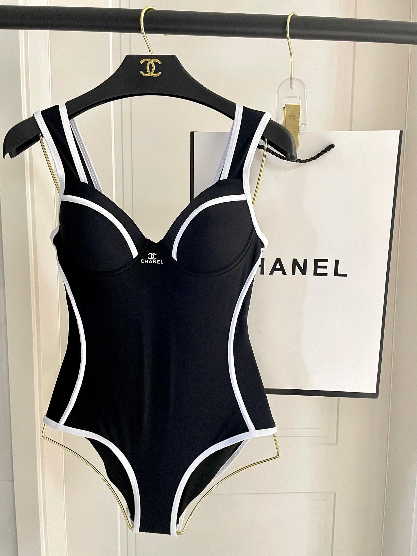 NO:376875,80 Chanel's new swimsuit is suitable for swimsuits in various scenarios♀Seaside, swimming pool, hot spring, water park, rafting can be worn inside, one-piece design covers the flesh and looks tall, and the abdomen is a little fleshy, and the fabric is breathable and comfortable. Quick-drying elastic swimsuits are easier to clean. S M L Xl swimsuits, swimsuits, bikinis1986090980 Chanel新款泳衣适合多种场景的游泳衣♀海边 游泳池 温泉 水上乐园 漂流都可以内搭也完全可以 连体设计遮肉显高挑 腹部有点肉肉也不影响咱美美的 面料透气舒适.速干弹性的游泳衣更加帖肤易清洗 码数S M L Xl泳衣泳裤比基尼,泳衣，泳裤，比基尼,chanel,swimsuits,bikinis,accessory