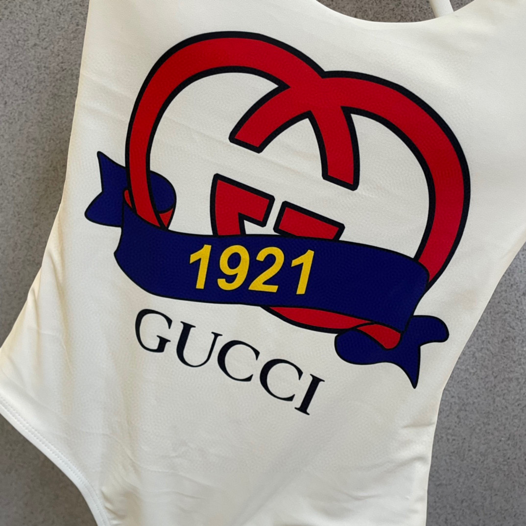  Gucci新款连体泳衣 实物超级美 😍🥰适合多种场景的游泳衣🏊‍♀️海边 游泳池 温泉 水上乐园 漂流