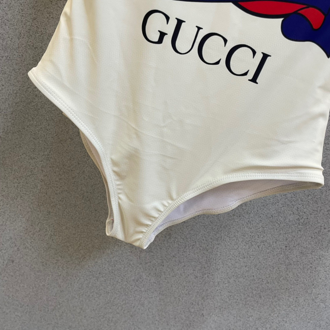  Gucci新款连体泳衣 实物超级美 😍🥰适合多种场景的游泳衣🏊‍♀️海边 游泳池 温泉 水上乐园 漂流