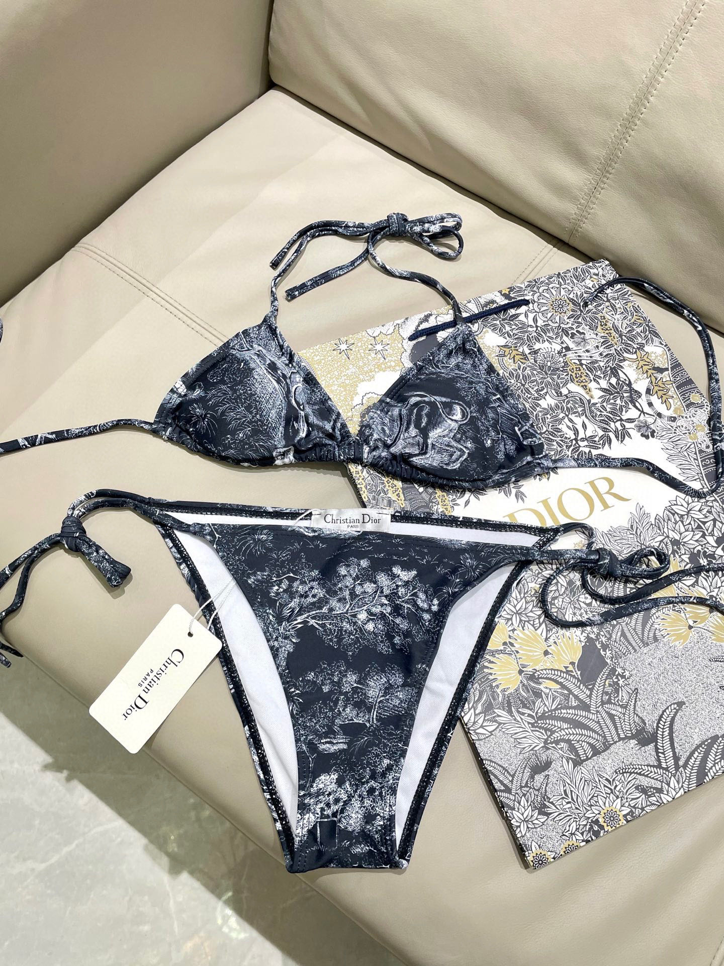  迪奥新款三件套 动物印花专柜新款（带胸垫）😍🥰适合多种场景的游泳衣🏊‍♀️海边 游泳池 温泉 水上乐园
