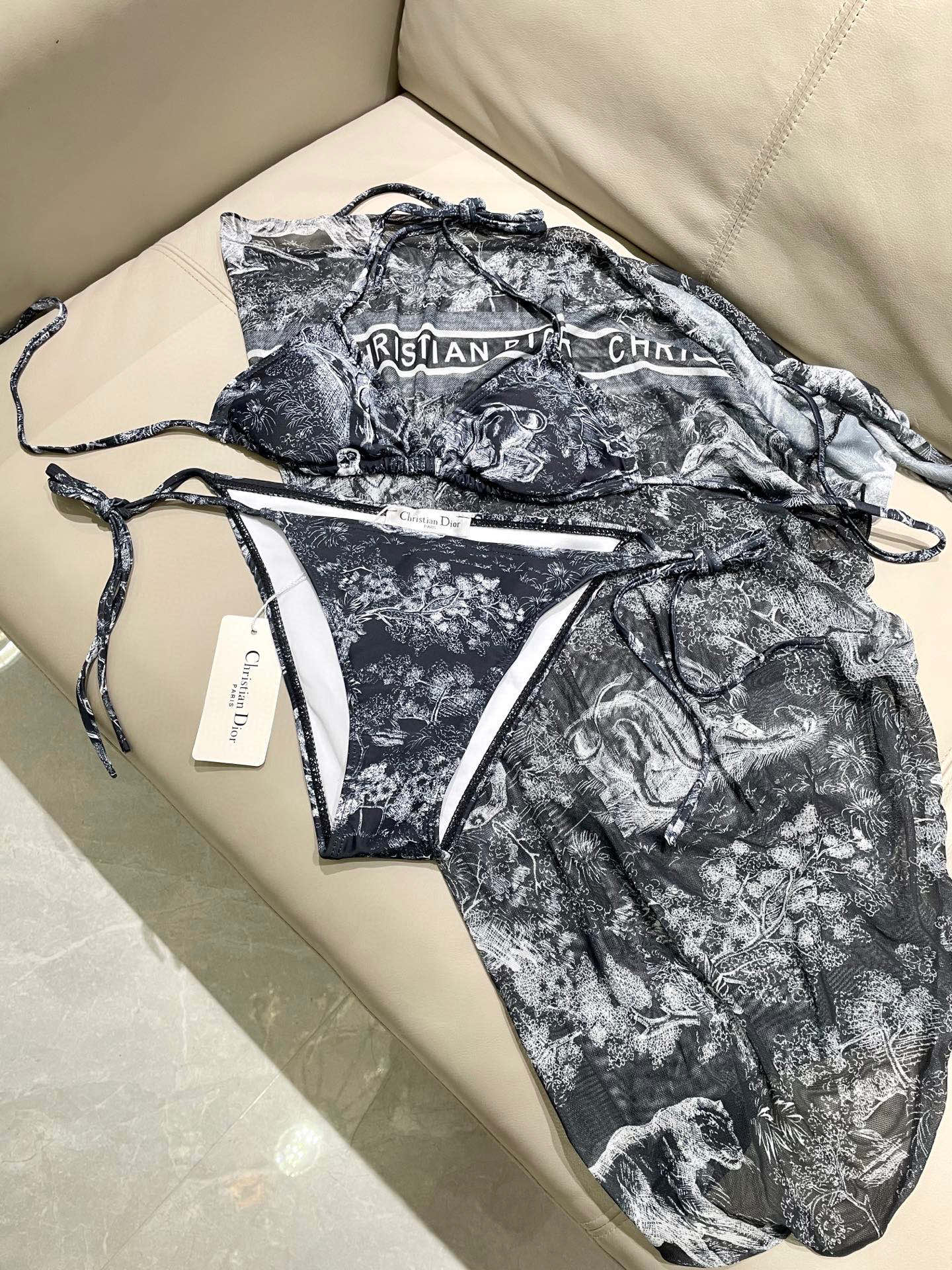  迪奥新款三件套 动物印花专柜新款（带胸垫）😍🥰适合多种场景的游泳衣🏊‍♀️海边 游泳池 温泉 水上乐园
