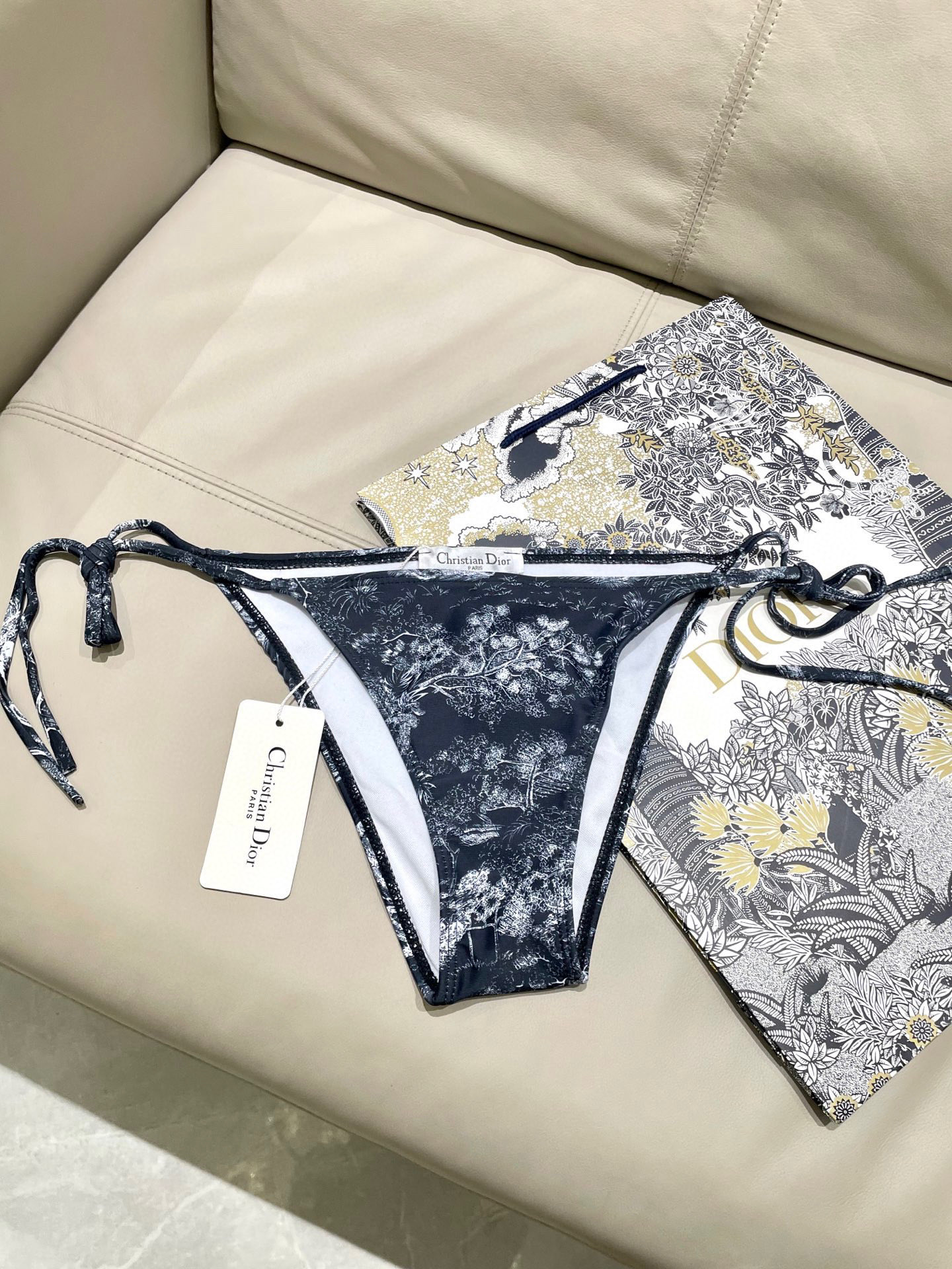  迪奥新款三件套 动物印花专柜新款（带胸垫）😍🥰适合多种场景的游泳衣🏊‍♀️海边 游泳池 温泉 水上乐园
