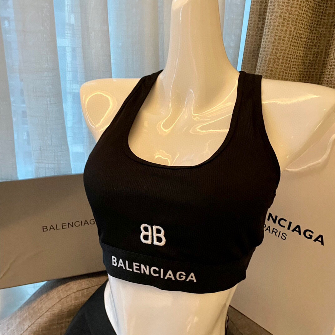  巴黎世家分体式泳衣👙❤️😍🥰适合多种场景的游泳衣🏊‍♀️海边 游泳池 温泉 水上乐园 漂流都可以😌内搭