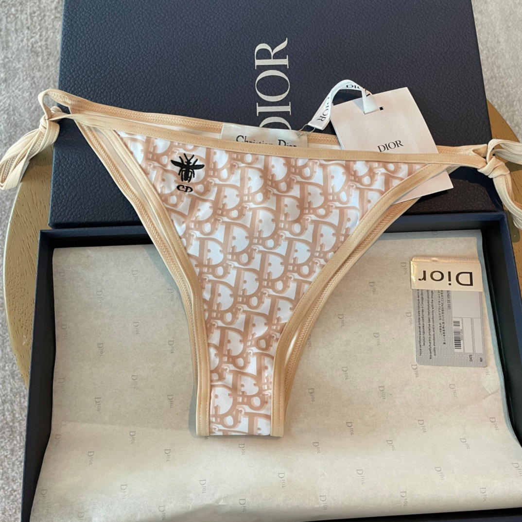  Dior小蜜蜂比基尼👙新色 上身显白 实物超美 
面料：透气舒适。速干弹性的游泳衣更加帖肤易清洗
码数