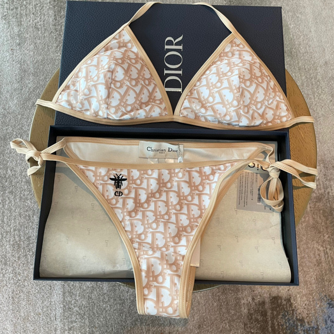  Dior小蜜蜂比基尼👙新色 上身显白 实物超美 
面料：透气舒适。速干弹性的游泳衣更加帖肤易清洗
码数