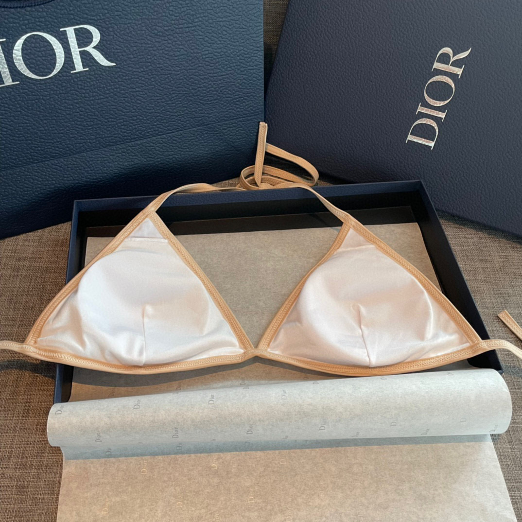  Dior小蜜蜂比基尼👙新色 上身显白 实物超美 
面料：透气舒适。速干弹性的游泳衣更加帖肤易清洗
码数