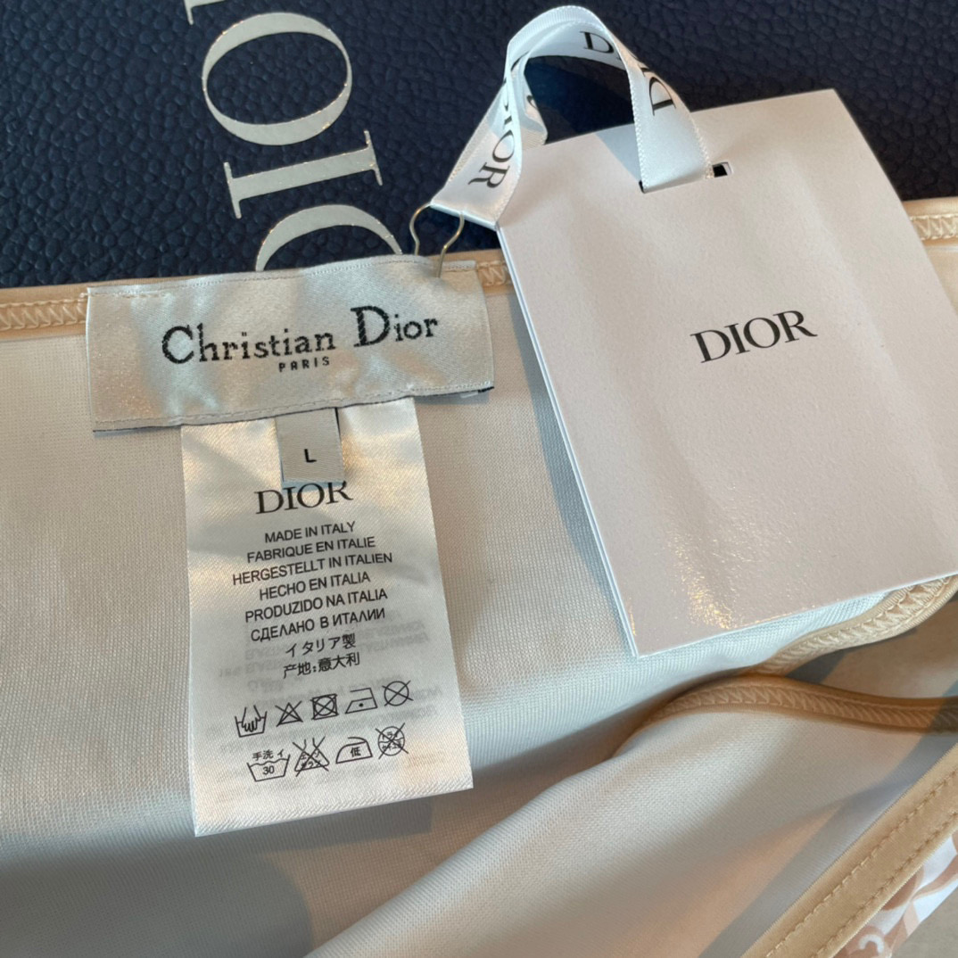  Dior小蜜蜂比基尼👙新色 上身显白 实物超美 
面料：透气舒适。速干弹性的游泳衣更加帖肤易清洗
码数