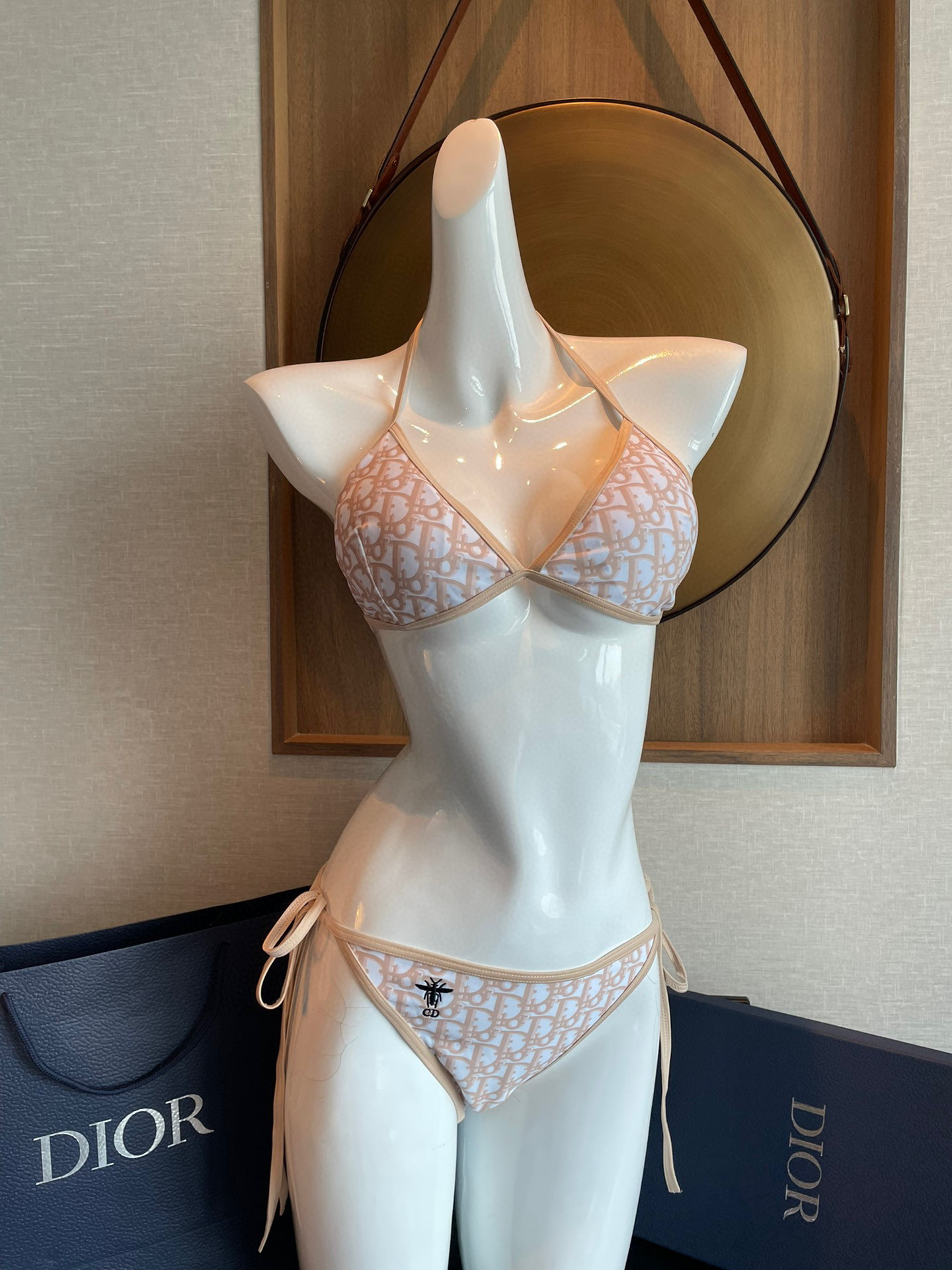  Dior小蜜蜂比基尼👙新色 上身显白 实物超美 
面料：透气舒适。速干弹性的游泳衣更加帖肤易清洗
码数