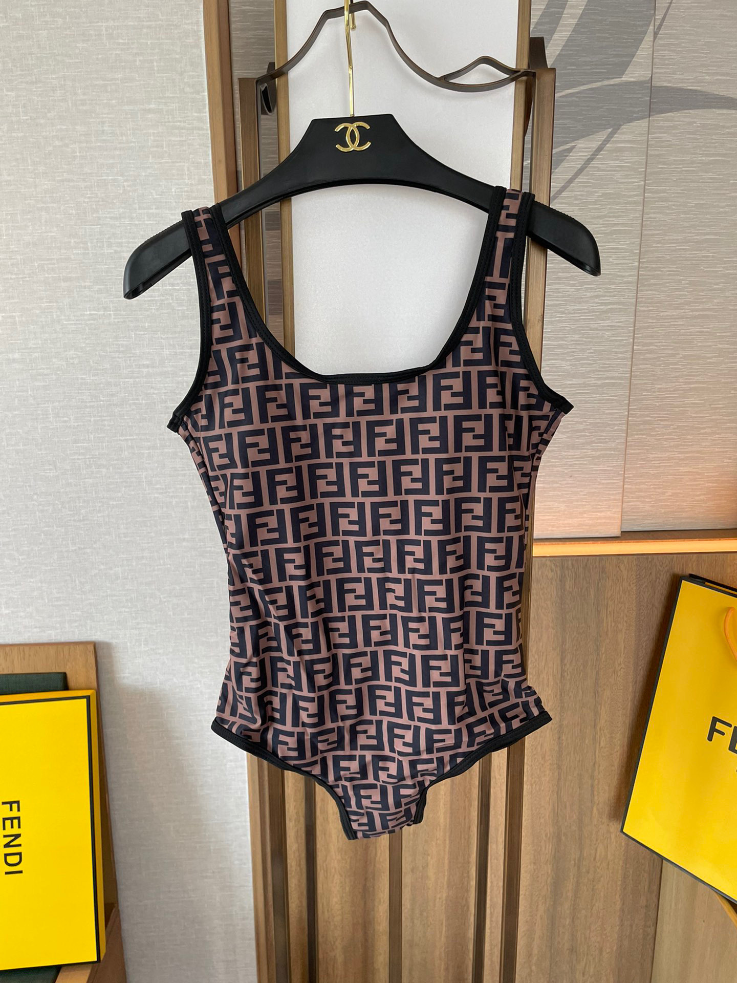  Fendi 芬迪连体泳衣  😍🥰适合多种场景的游泳衣🏊‍♀️海边 游泳池 温泉 水上乐园 漂流都可以😌