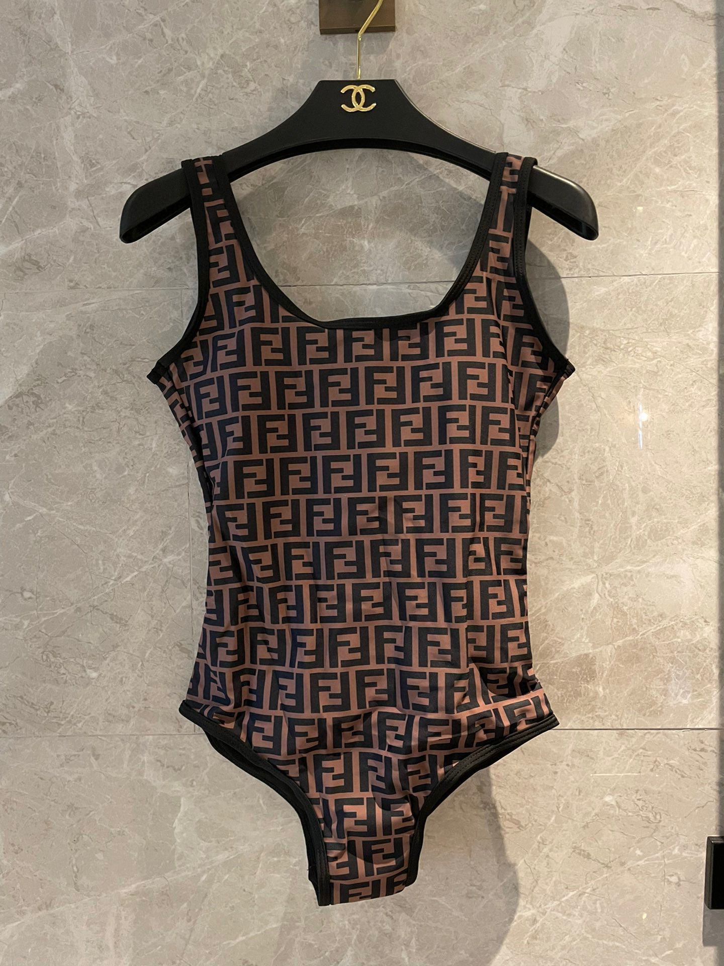  Fendi 芬迪连体泳衣  😍🥰适合多种场景的游泳衣🏊‍♀️海边 游泳池 温泉 水上乐园 漂流都可以😌