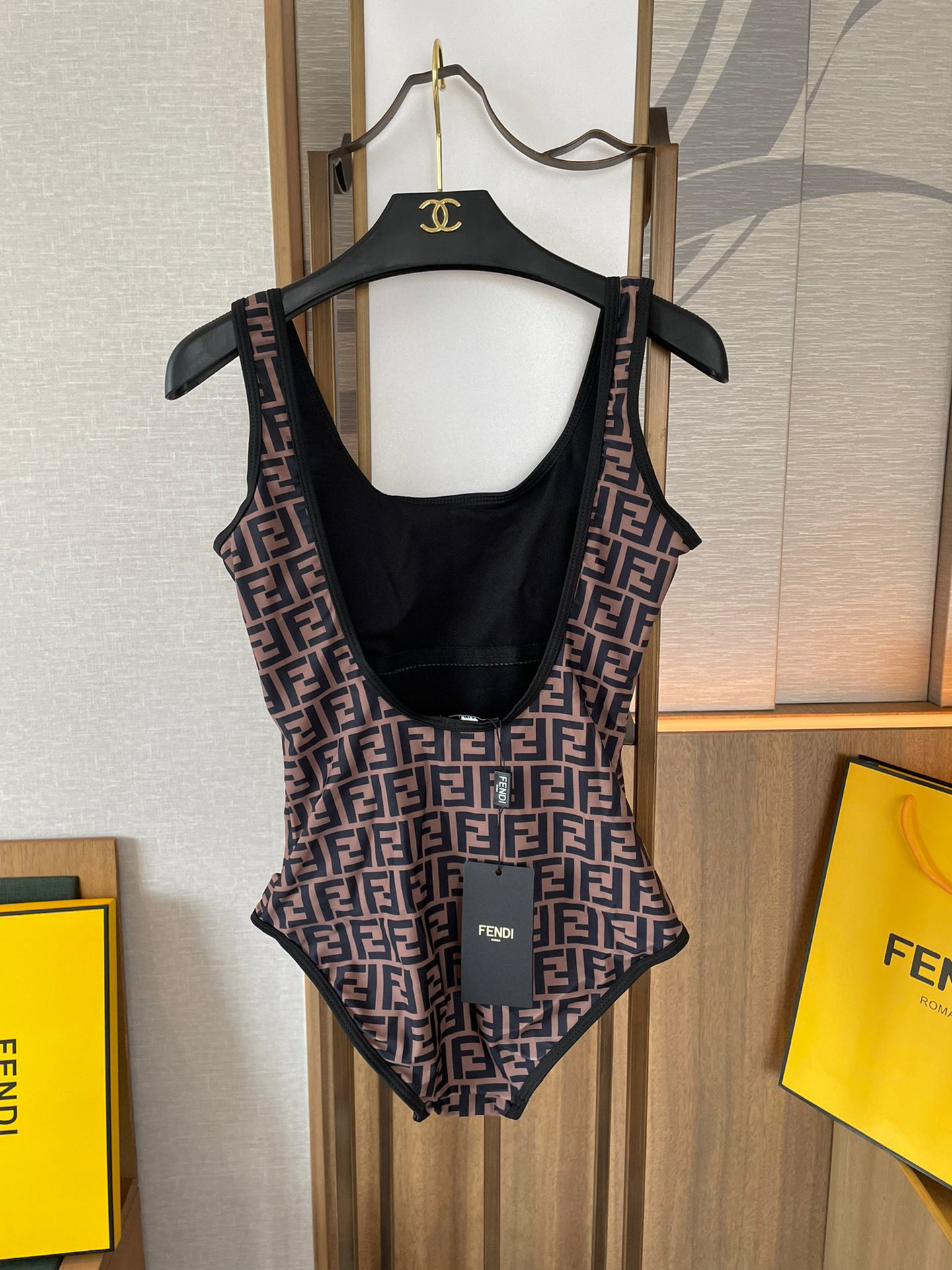  Fendi 芬迪连体泳衣  😍🥰适合多种场景的游泳衣🏊‍♀️海边 游泳池 温泉 水上乐园 漂流都可以😌