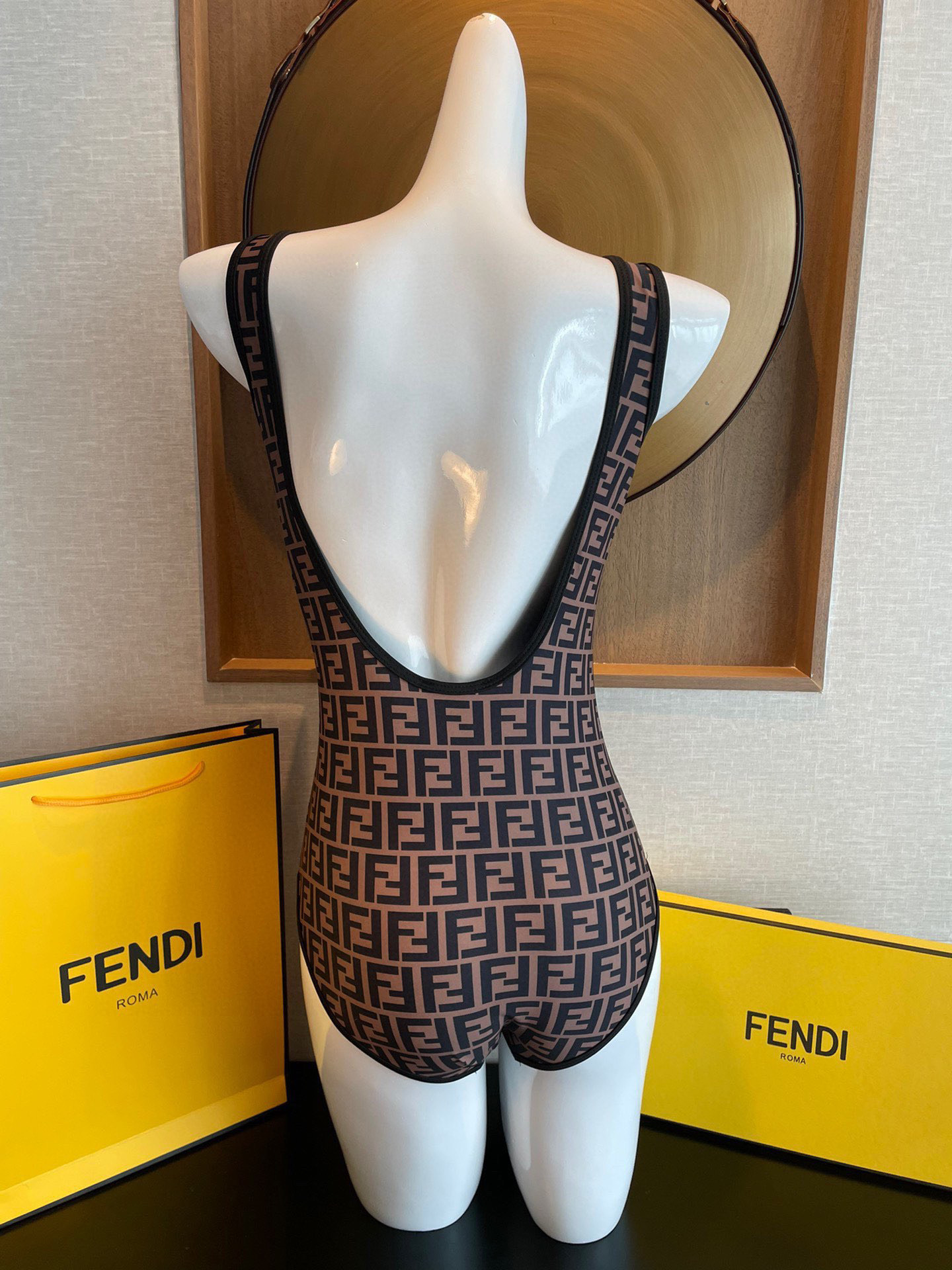  Fendi 芬迪连体泳衣  😍🥰适合多种场景的游泳衣🏊‍♀️海边 游泳池 温泉 水上乐园 漂流都可以😌