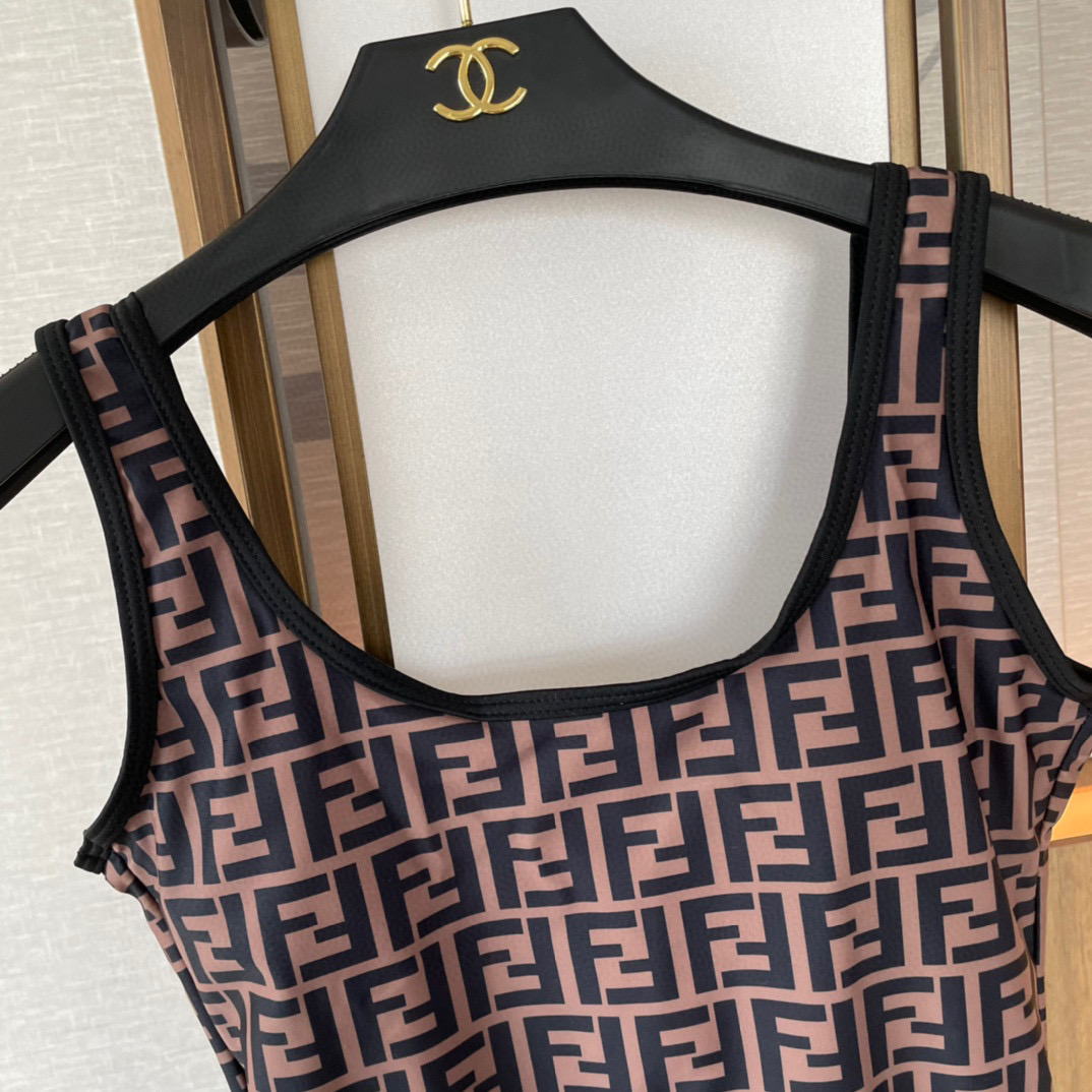  Fendi 芬迪连体泳衣  😍🥰适合多种场景的游泳衣🏊‍♀️海边 游泳池 温泉 水上乐园 漂流都可以😌
