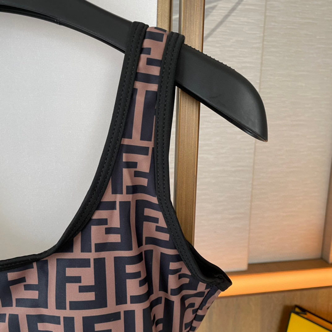  Fendi 芬迪连体泳衣  😍🥰适合多种场景的游泳衣🏊‍♀️海边 游泳池 温泉 水上乐园 漂流都可以😌