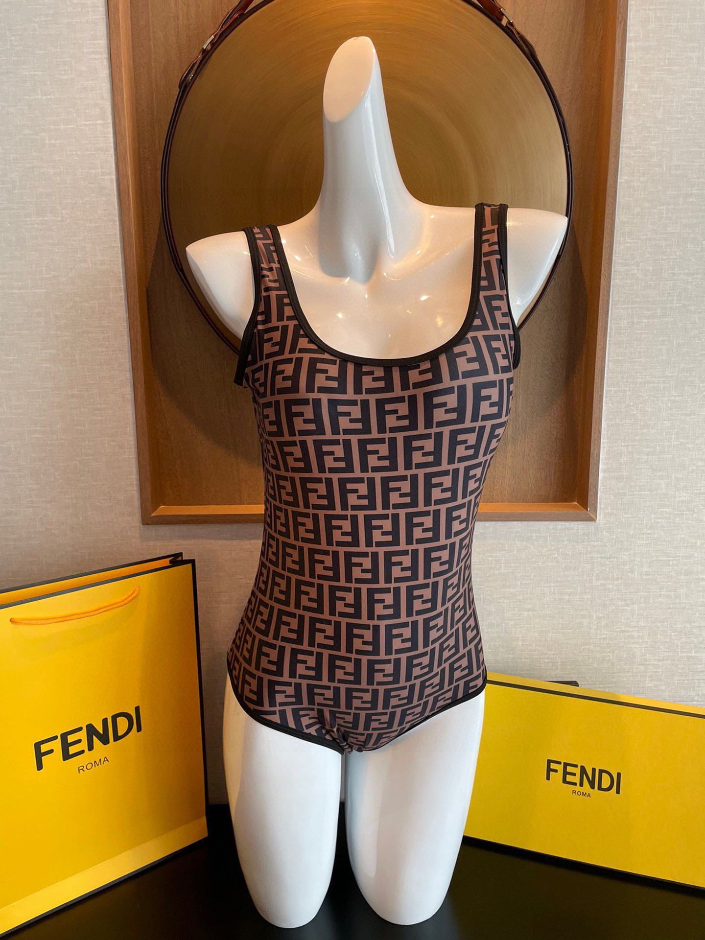  Fendi 芬迪连体泳衣  😍🥰适合多种场景的游泳衣🏊‍♀️海边 游泳池 温泉 水上乐园 漂流都可以😌