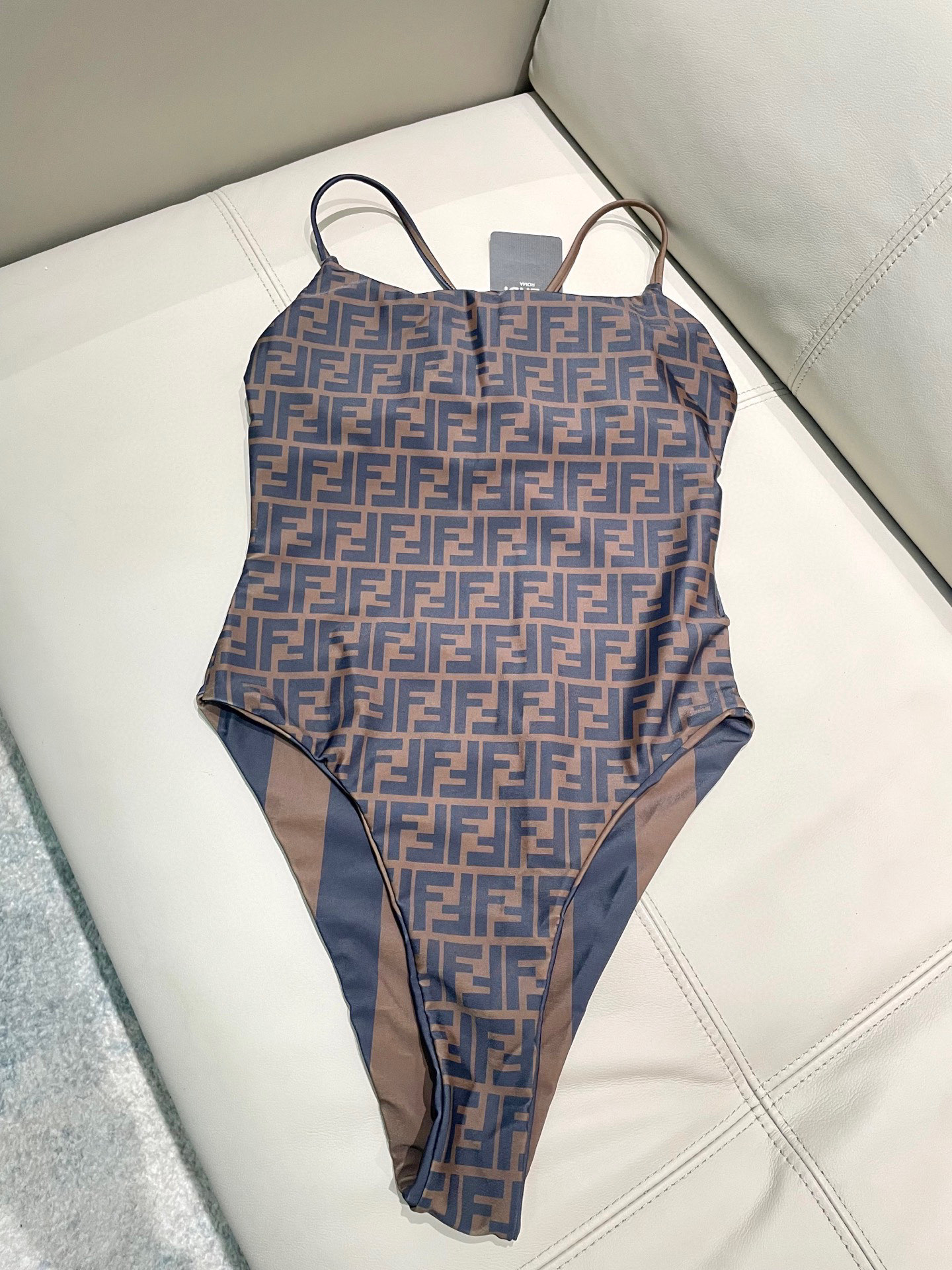  芬迪泳衣  😍🥰适合多种场景的游泳衣🏊‍♀️海边 游泳池 温泉 水上乐园 漂流都可以😌内搭也完全可以 