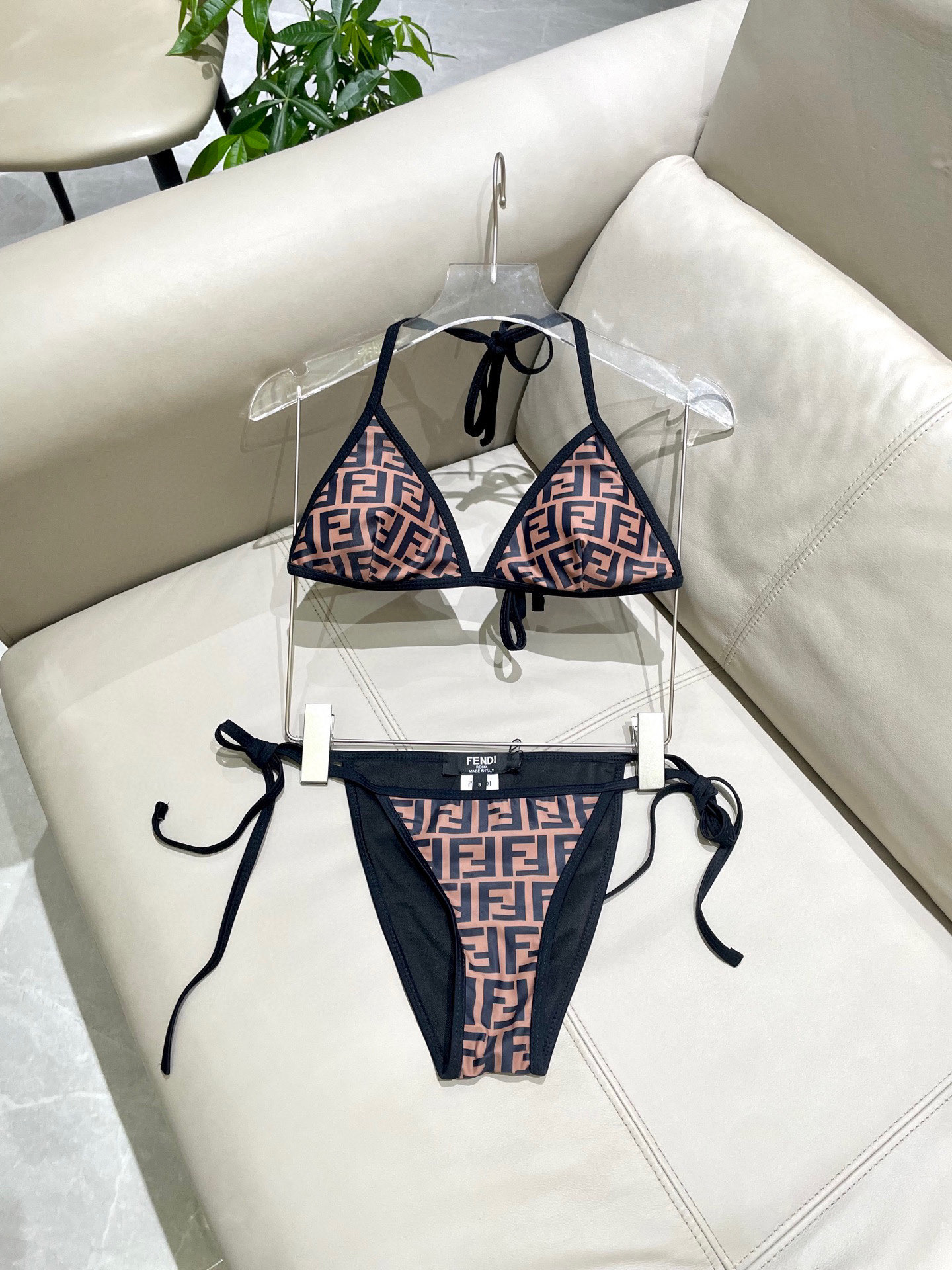  芬迪比基尼泳衣  😍🥰适合多种场景的游泳衣🏊‍♀️海边 游泳池 温泉 水上乐园 漂流都可以😌内搭也完全