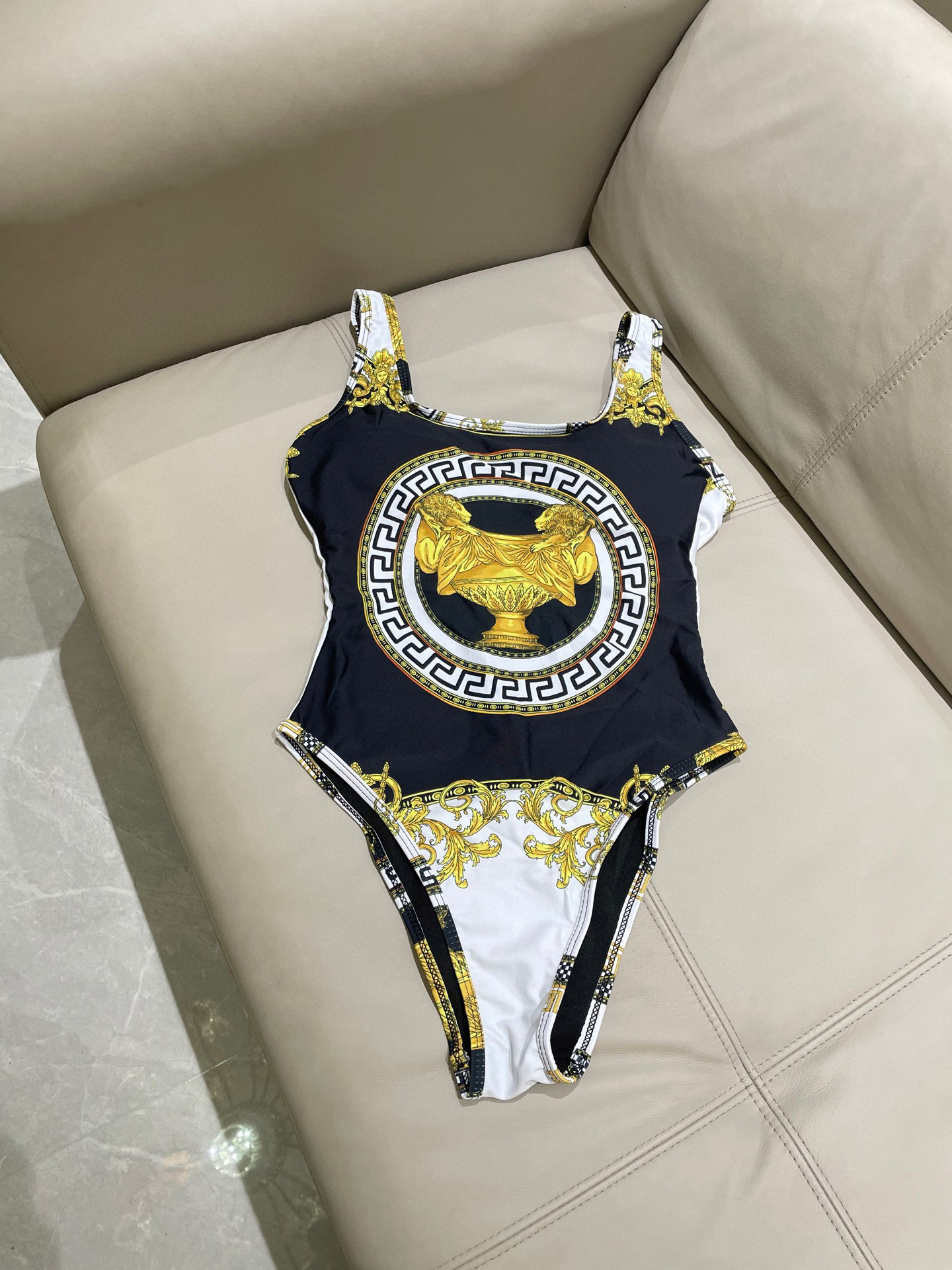  范思哲连体泳衣👙❤️😍🥰适合多种场景的游泳衣🏊‍♀️海边 游泳池 温泉 水上乐园 漂流都可以😌内搭外穿