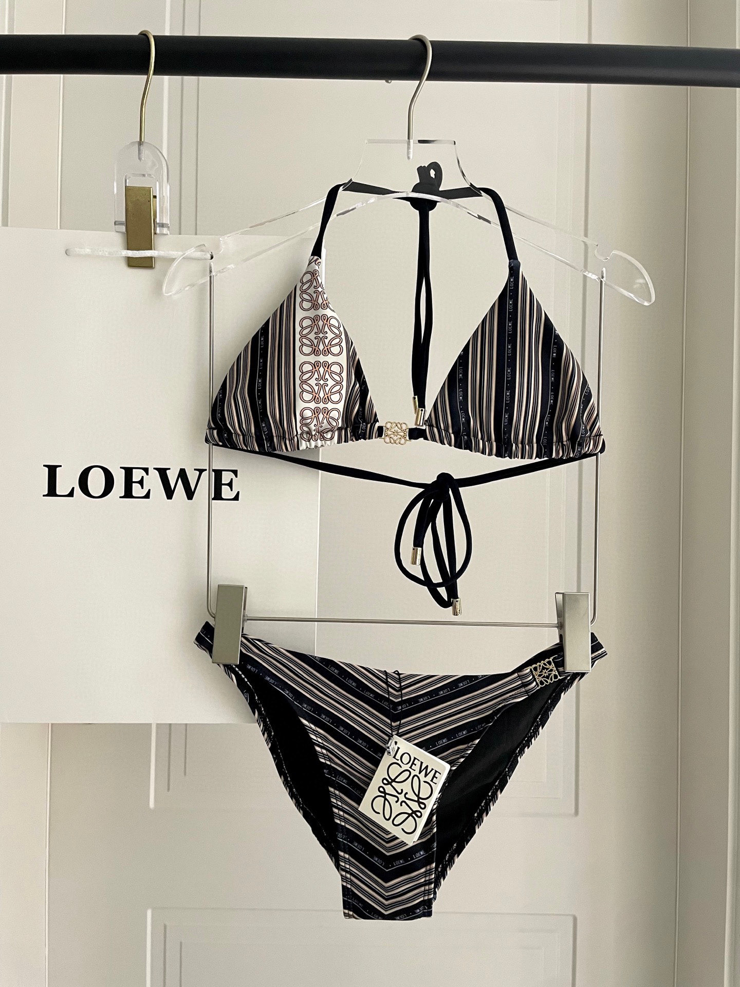 NO:377036,80 Loewe's new split pair hardware is suitable for swimsuits that are suitable for a variety of scenes. ♀Seaside, swimming pool, hot spring, water park. Rafting can be worn inside. The one-piece design covers the flesh and looks tall. The abdomen is a little fleshy and does not affect our beauty. The fabric is breathable and comfortable. The quick-drying elastic swimsuit is easier to clean. S M L Xl swimsuits, swimsuits, bikinis1986090980 Loewe新款分体对版五金适合多种场景的游泳衣♀海边 游泳池 温泉 水上乐园 漂流都可以内搭也完全可以 连体设计遮肉显高挑 腹部有点肉肉也不影响咱美美的 面料透气舒适.速干弹性的游泳衣更加帖肤易清洗 码数S M L Xl 泳衣泳裤比基尼,泳衣，泳裤，比基尼,loewe,swimsuits,bikinis,accessory