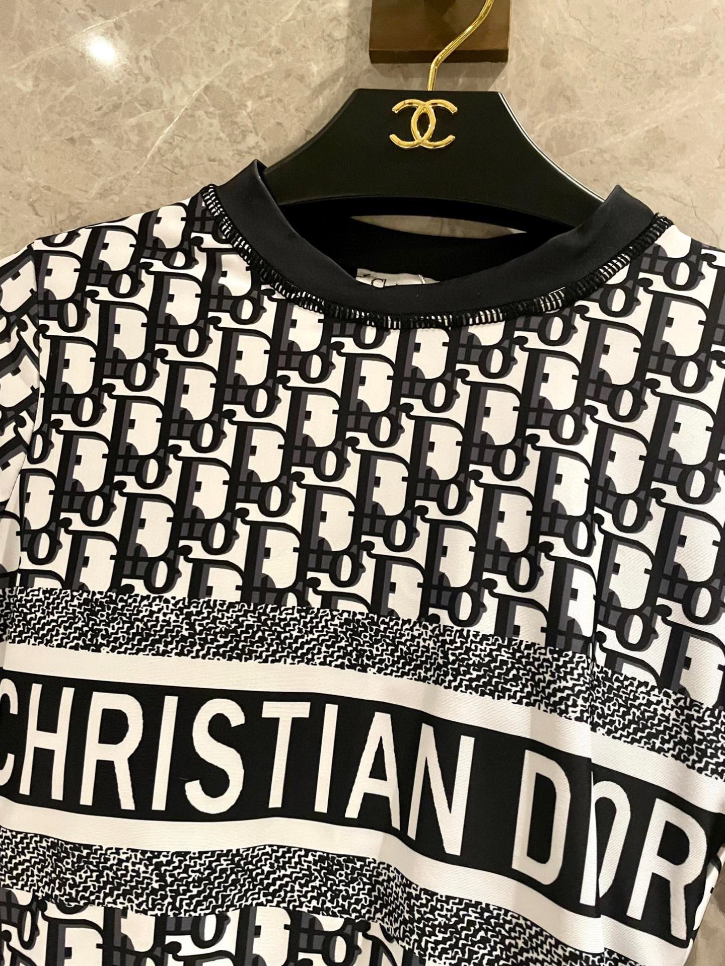  Dior 迪奥长袖连体防晒泳衣，收腰显瘦显腿长！超nice 平时可以配牛仔裤、短裤当连体衣穿！码数SM