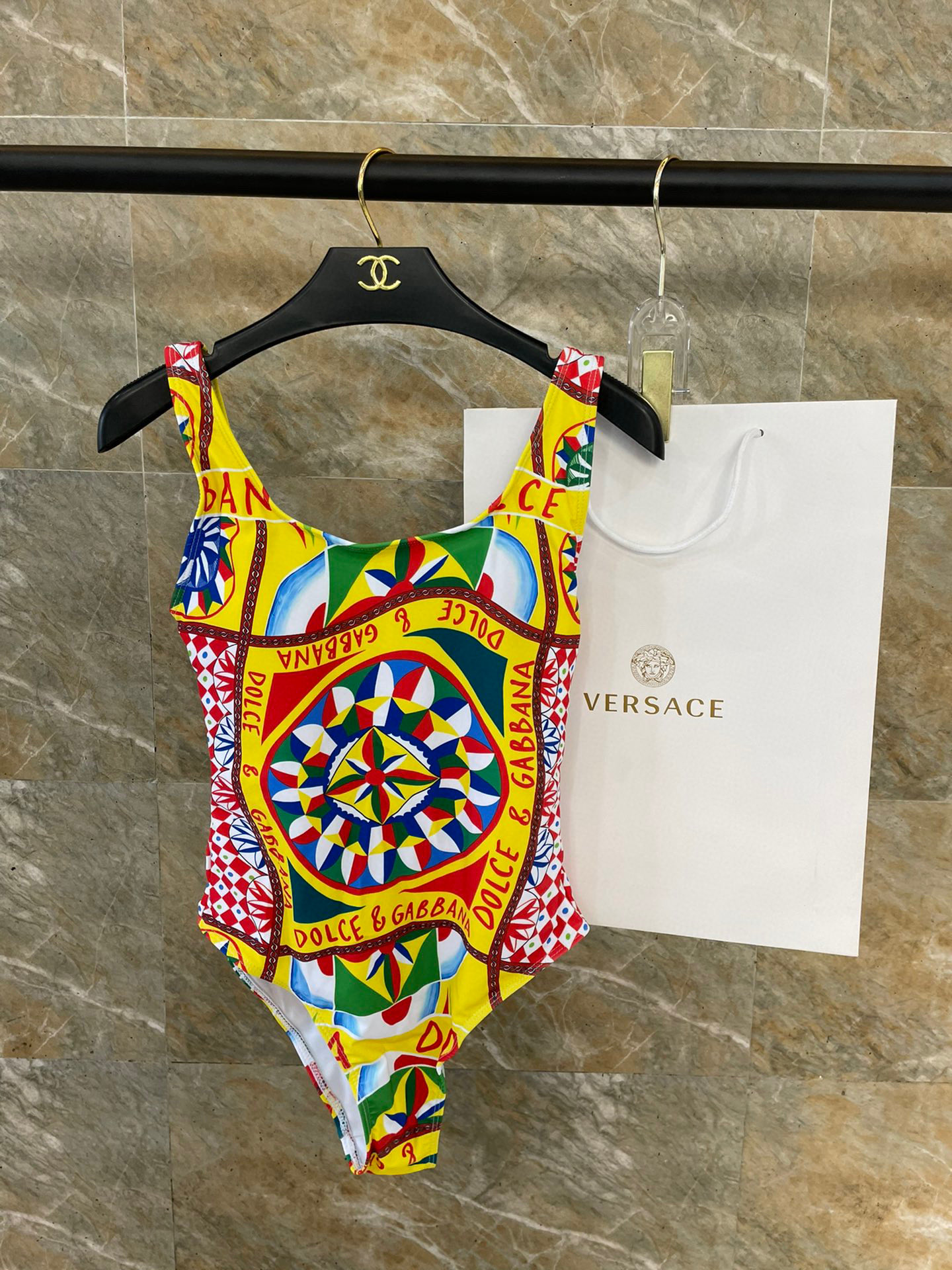 NO:377054,80 DG swimsuits simple and atmospheric Swimming suits suitable for many scenes♀Seaside, swimming pool, hot spring, water park, rafting can be worn inside or completely. The one-piece design covers the flesh and looks tall. The belly is a little fleshy and does not affect our beauty. The back design reveals the beautiful back. The fabric is breathable and comfortable. The quick-drying elastic swimsuit is more easy to clean. S M L Xl swimsuits, swimsuits, bikinis1986090980 DG泳衣 简单大气 适合多种场景的游泳衣♀海边 游泳池 温泉 水上乐园 漂流都可以内搭也完全可以 连体设计遮肉显高挑 腹部有点肉肉也不影响咱美美的 背面设计大露美背 面料透气舒适.速干弹性的游泳衣更加帖肤易清洗 码数S M L Xl泳衣泳裤比基尼,泳衣，泳裤，比基尼,swimsuits,bikinis,accessory