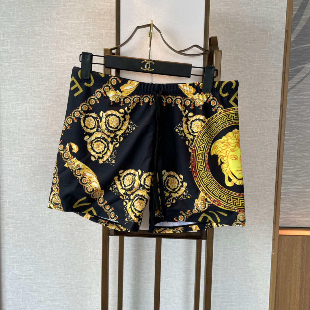 NO:377037,60 Versace men's swimming trunks high-end custom swimming trunk drawstring design. The exclusive swimsuit for the new vacation series [color][color][color] Super love!  [Color] From the aristocrat's eyes are fascinated by the darkness. Beautiful and sexy and elegant. No resistance. Size number ML XL XXL can wear 80-catties swimsuits, swimsuits, swimsuits, bikinis, versace, swimsuits, bikinis1986090960 范思哲男士泳裤高级定制泳裤抽绳设计 上新度假系列专属泳衣［色][色][色]超级爱！[色]来自贵族的目光暗里着迷 美到冒泡性感与优雅毫无抵抗力的海滩秀 码数 ＭL XL XXL 可穿80-斤泳衣泳裤比基尼,泳衣，泳裤，比基尼,versace,swimsuits,bikinis,accessory