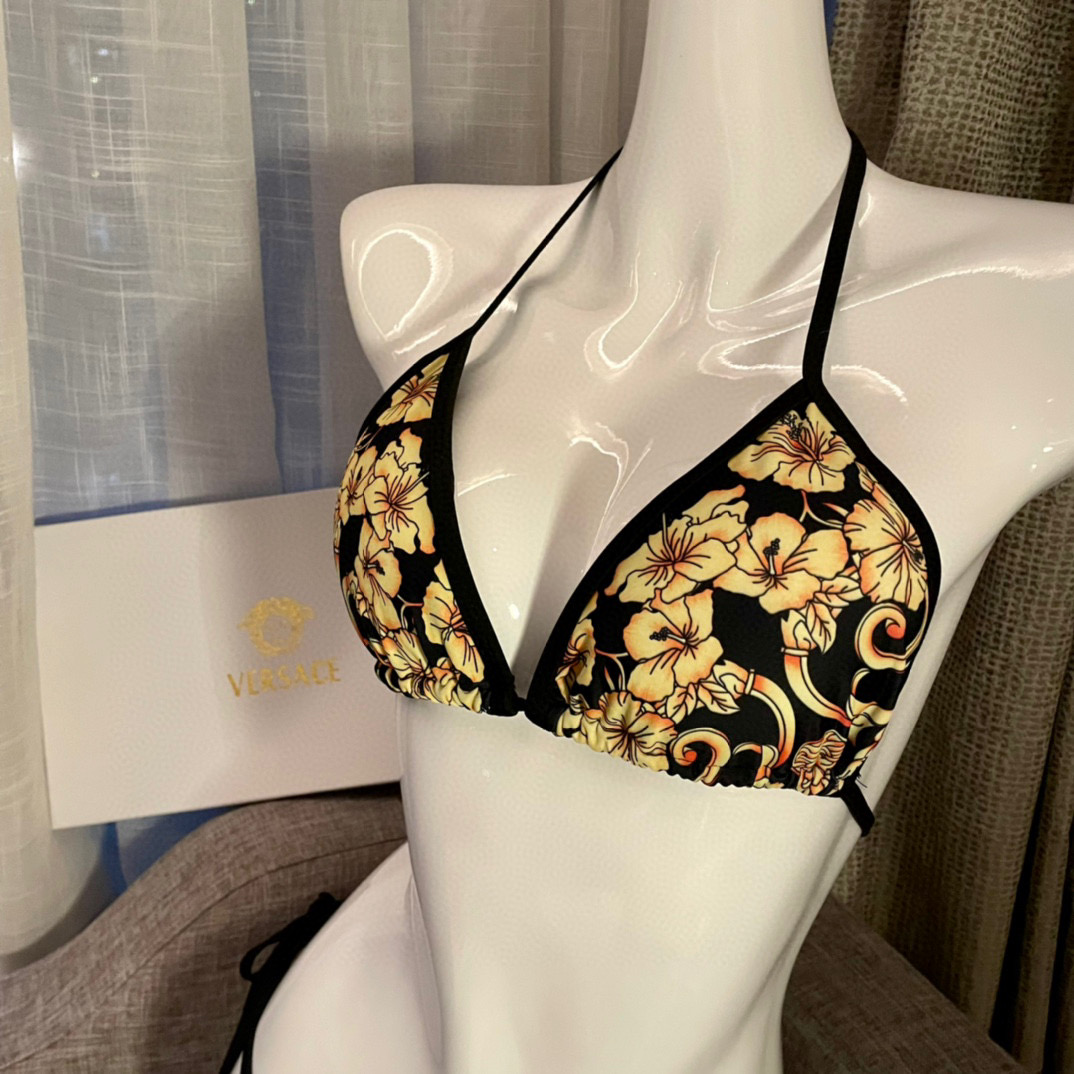  范思哲
专柜新款分体泳衣😍🥰适合多种场景的游泳衣🏊‍♀️海边 游泳池 温泉 水上乐园 漂流都可以😌内搭